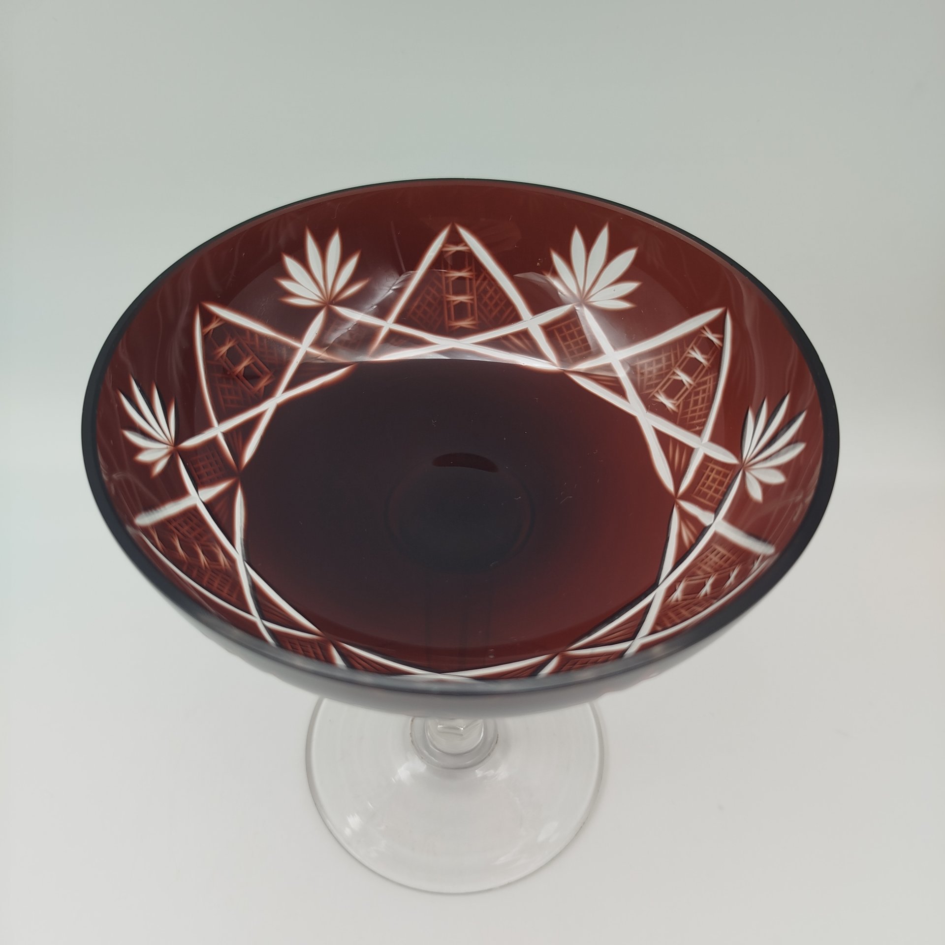 Ваза-конфетница на высокой ножке марганцевого цвета с резным декором, стекло, гранение, резьба, СССР, 1970-1990 гг.