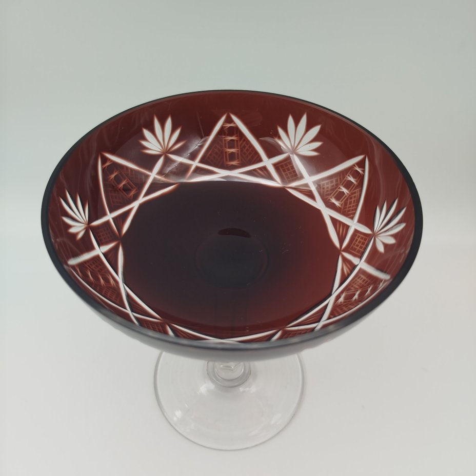 Ваза-конфетница на высокой ножке марганцевого цвета с резным декором