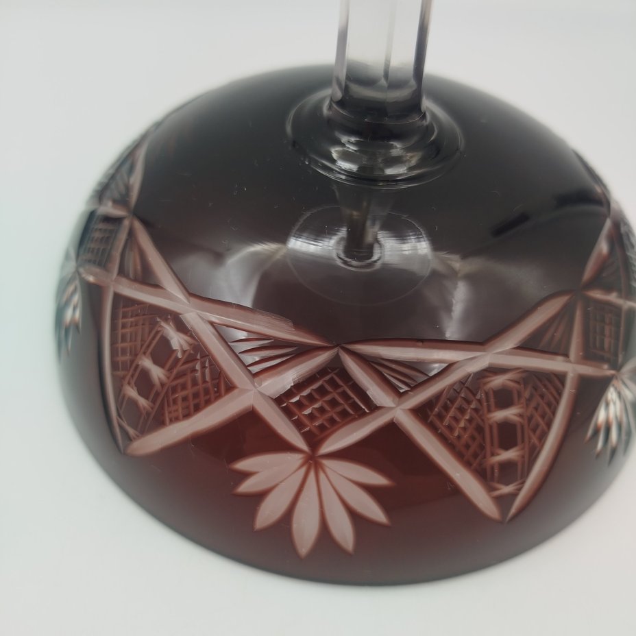 Ваза-конфетница на высокой ножке марганцевого цвета с резным декором