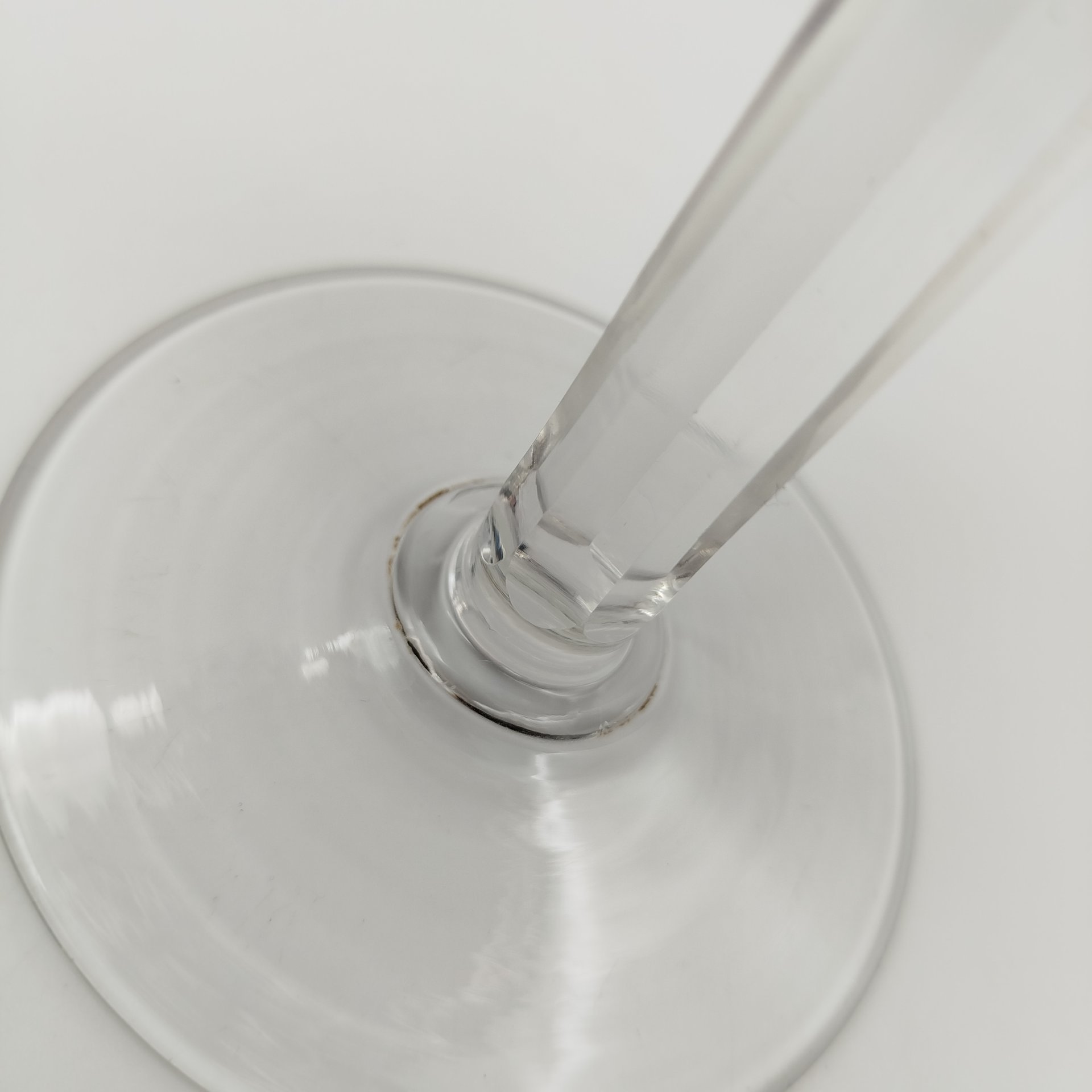 Ваза-конфетница на высокой ножке марганцевого цвета с резным декором, стекло, гранение, резьба, СССР, 1970-1990 гг.