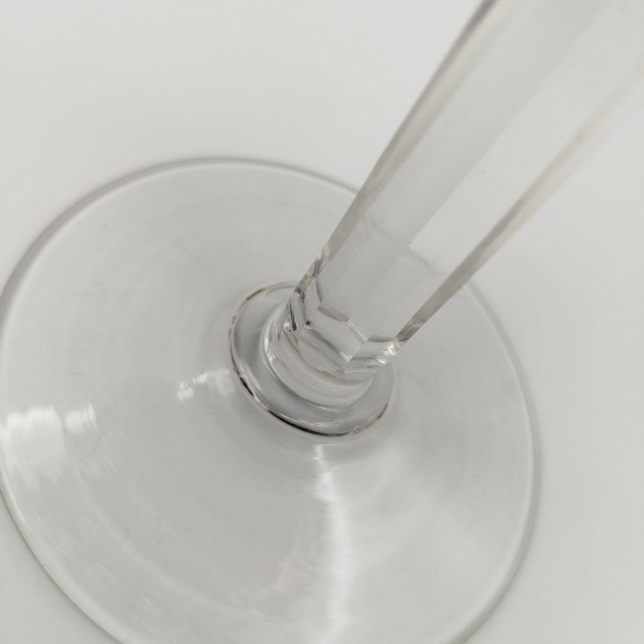 Ваза-конфетница на высокой ножке марганцевого цвета с резным декором