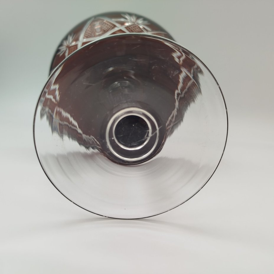 Ваза-конфетница на высокой ножке марганцевого цвета с резным декором