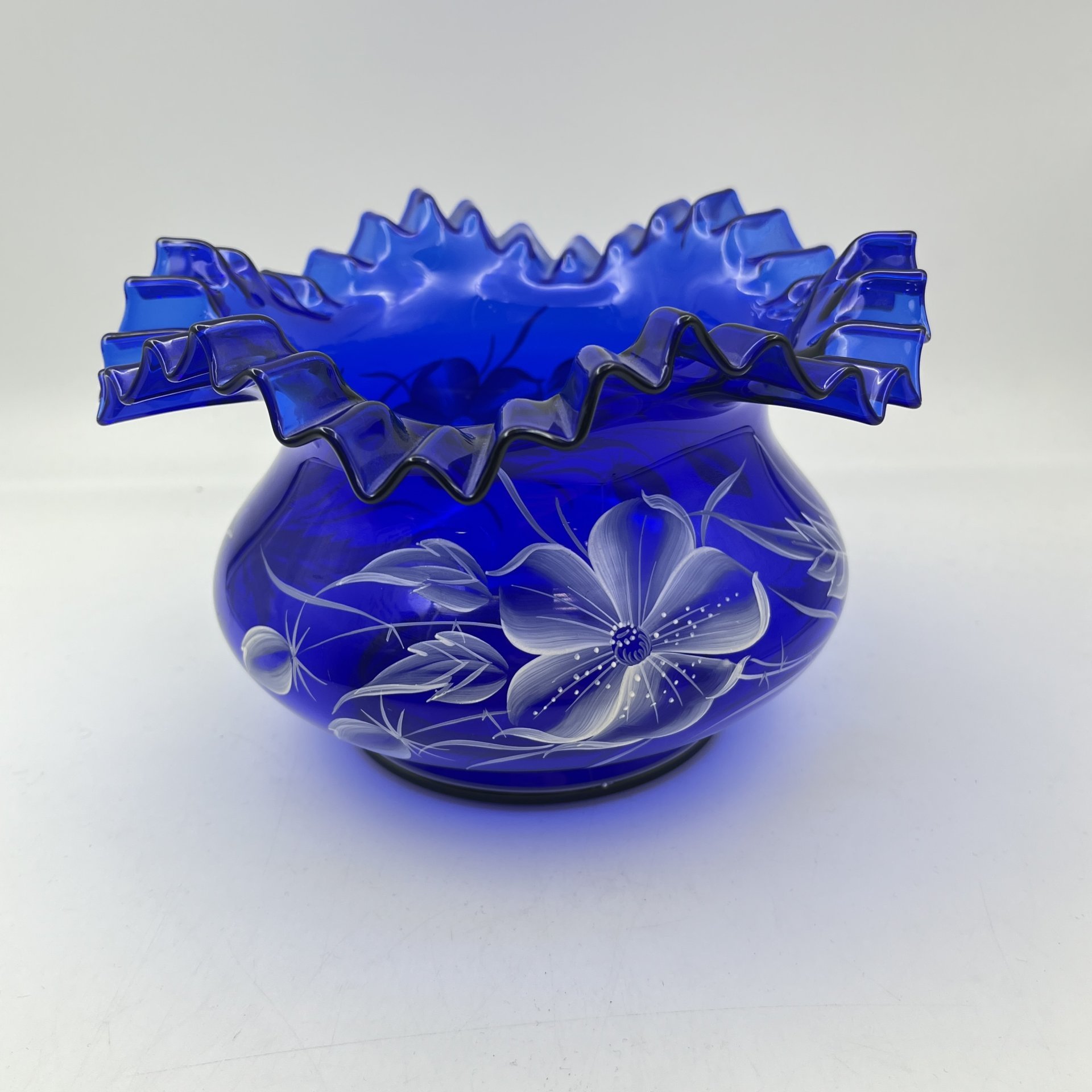 Ваза (конфетница) синего оттенка с цветочным декором и фестончатым бортом, цветное стекло, роспись, Чехословакия, 1970-1990 гг.