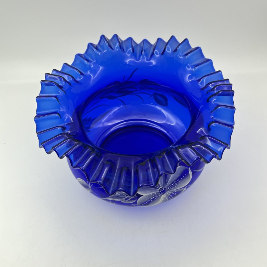 Ваза (конфетница) синего оттенка с цветочным декором и фестончатым бортом