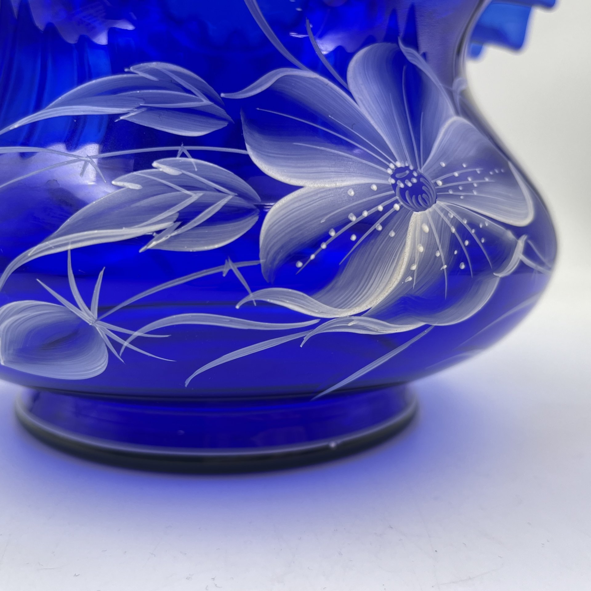 Ваза (конфетница) синего оттенка с цветочным декором и фестончатым бортом, цветное стекло, роспись, Чехословакия, 1970-1990 гг.