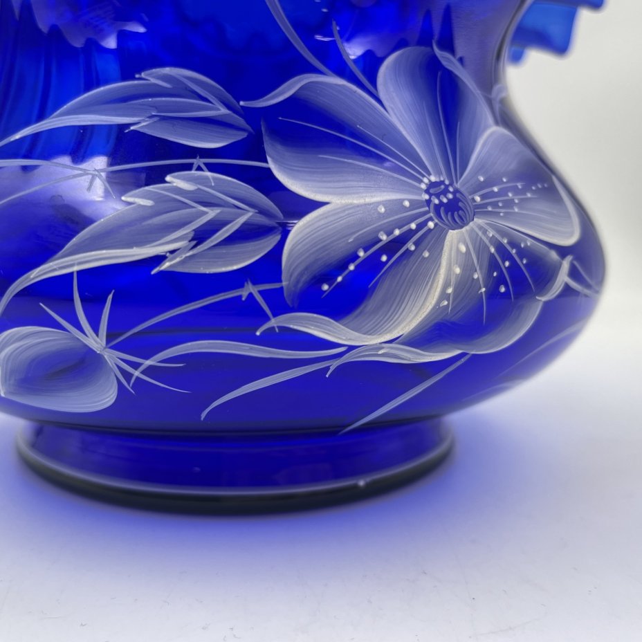 Ваза (конфетница) синего оттенка с цветочным декором и фестончатым бортом