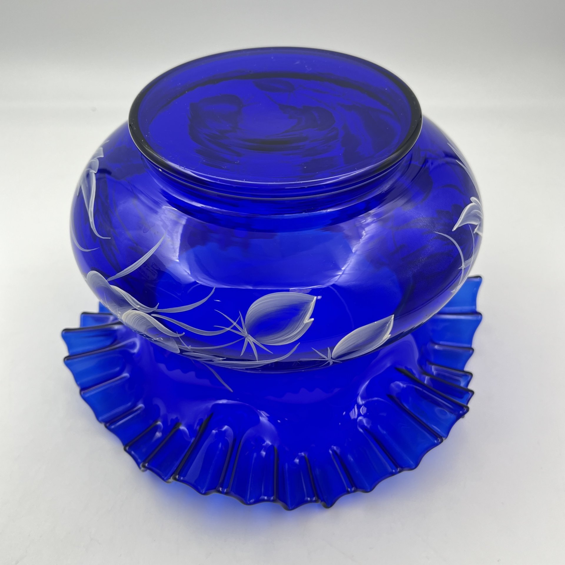 Ваза (конфетница) синего оттенка с цветочным декором и фестончатым бортом, цветное стекло, роспись, Чехословакия, 1970-1990 гг.