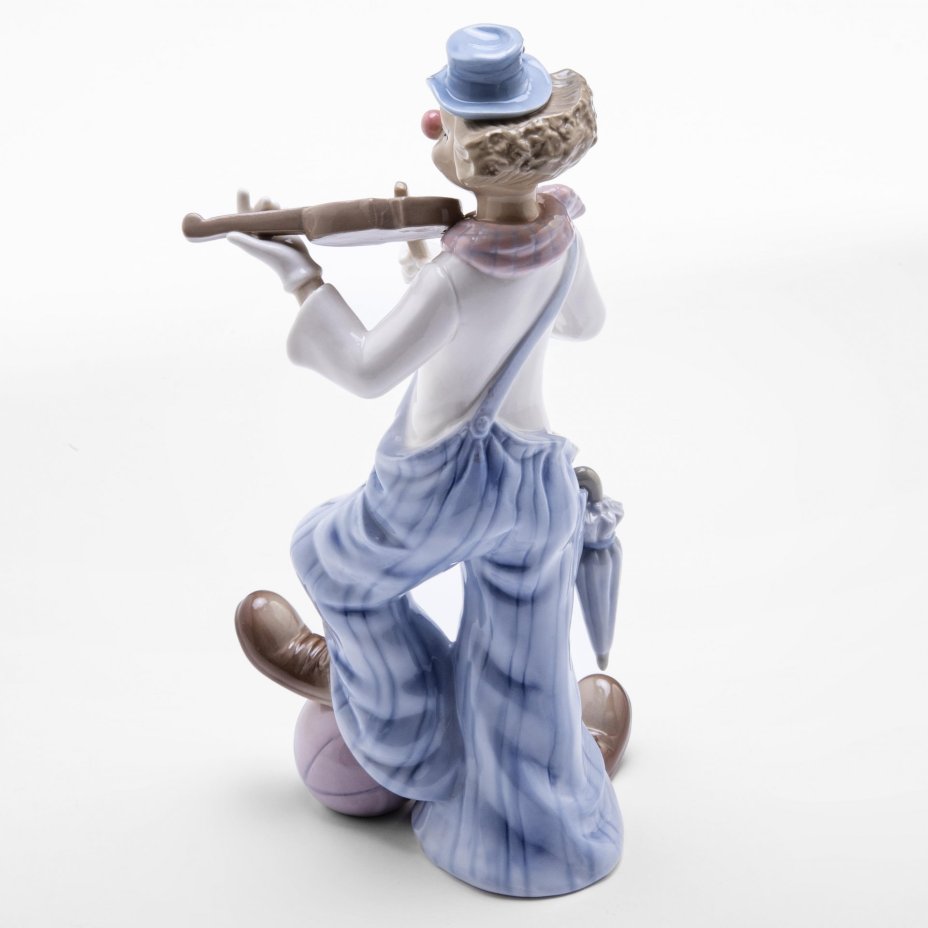 Статуэтка "Клоун играющий на скрипке", фарфор, роспись, фирма "The Leonardo collection", Великобритания, 2000-2020 гг., Leonardo Collection