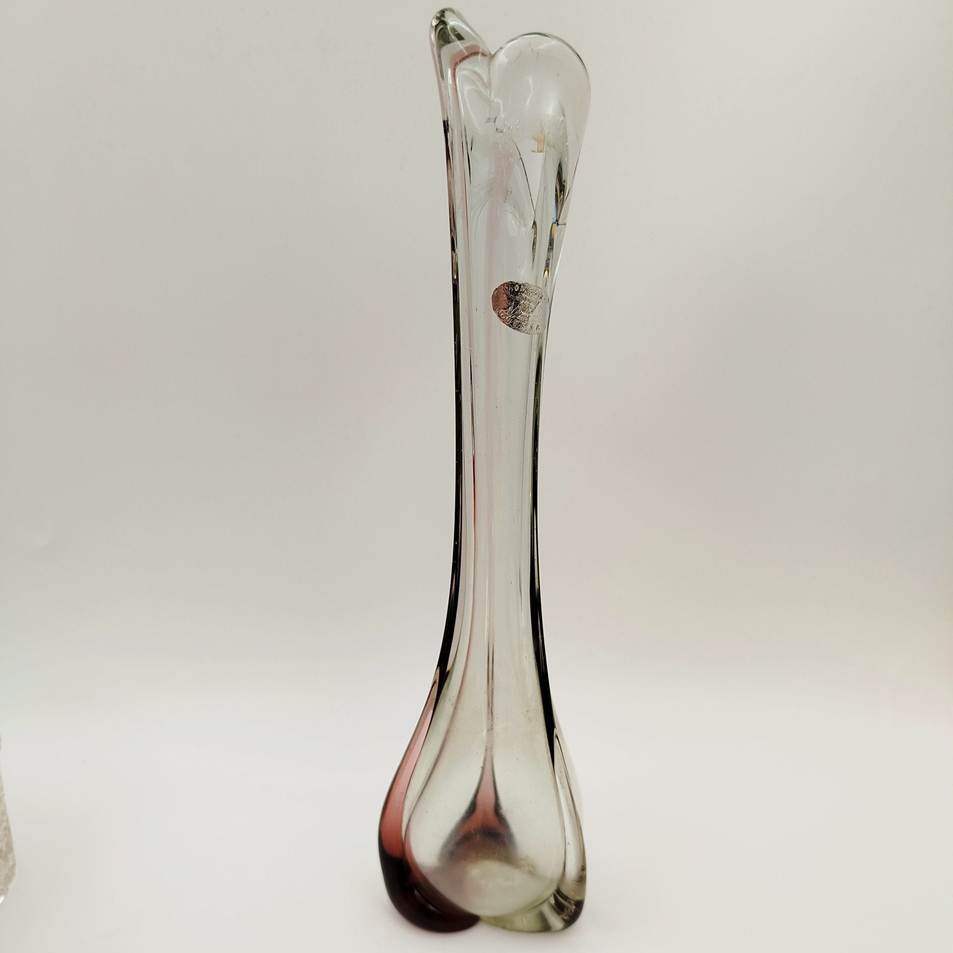 Ваза «Волна» с прозрачным туловом и марганцевыми полосами, стекло, Ленинградский стекольный комбинат «Победа» (Колпино), СССР, 1970-1990 гг.