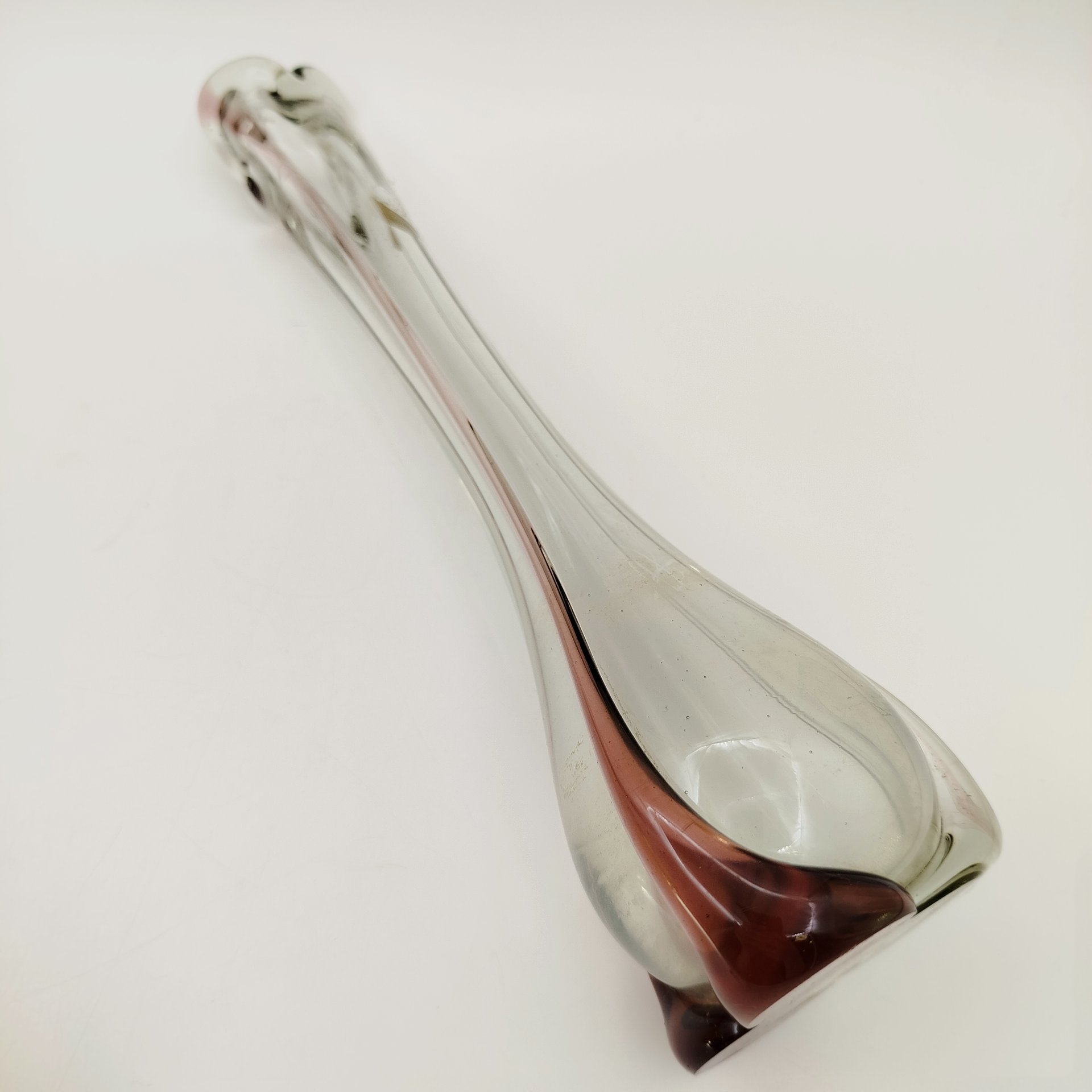 Ваза «Волна» с прозрачным туловом и марганцевыми полосами, стекло, Ленинградский стекольный комбинат «Победа» (Колпино), СССР, 1970-1990 гг.