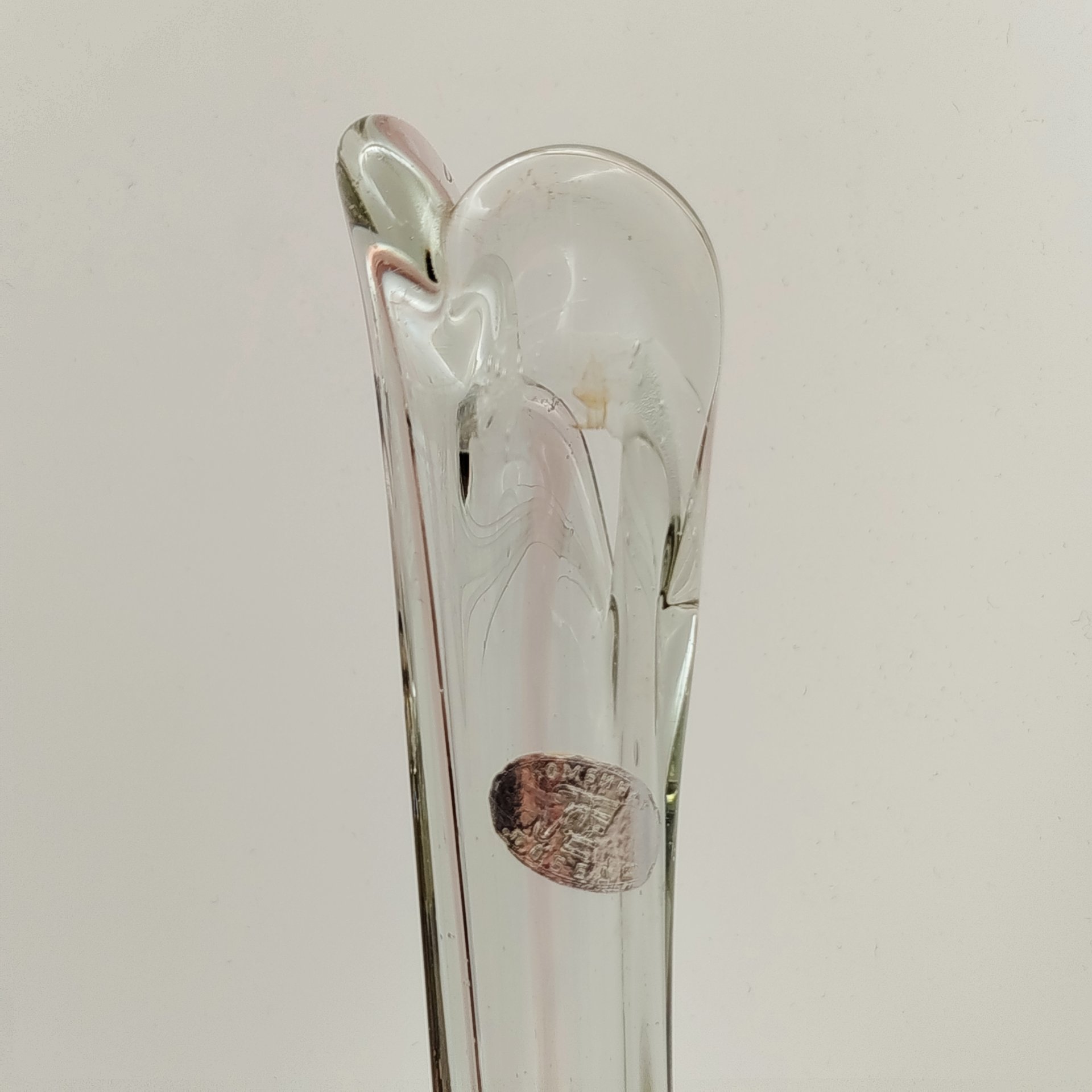 Ваза «Волна» с прозрачным туловом и марганцевыми полосами, стекло, Ленинградский стекольный комбинат «Победа» (Колпино), СССР, 1970-1990 гг.