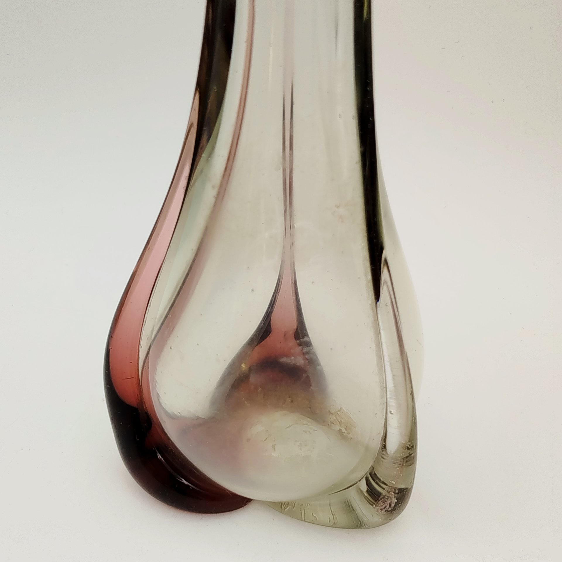 Ваза «Волна» с прозрачным туловом и марганцевыми полосами, стекло, Ленинградский стекольный комбинат «Победа» (Колпино), СССР, 1970-1990 гг.