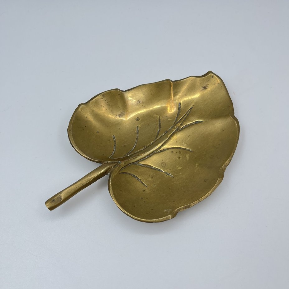 Мелочница в форме листа сирени, латунь, Западная Европа, 1950-1970 гг.