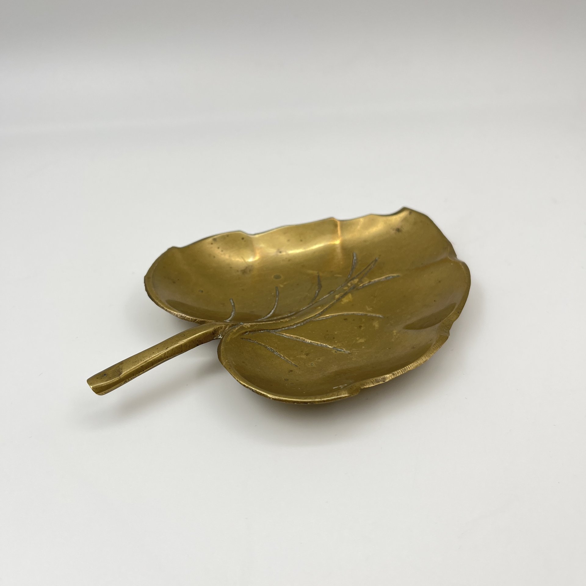 Мелочница в форме листа сирени, латунь, Западная Европа, 1950-1970 гг.