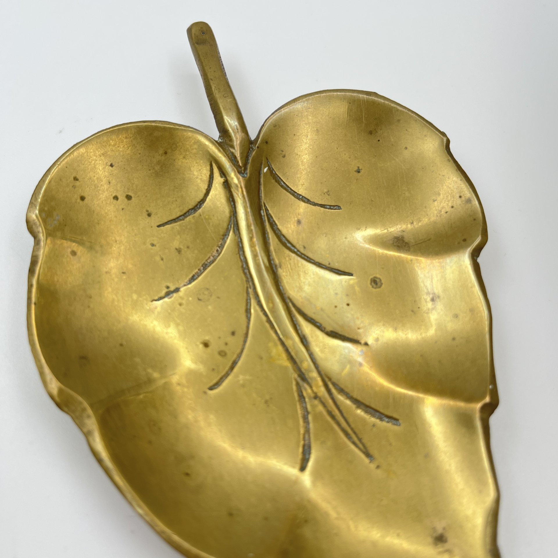 Мелочница в форме листа сирени, латунь, Западная Европа, 1950-1970 гг.