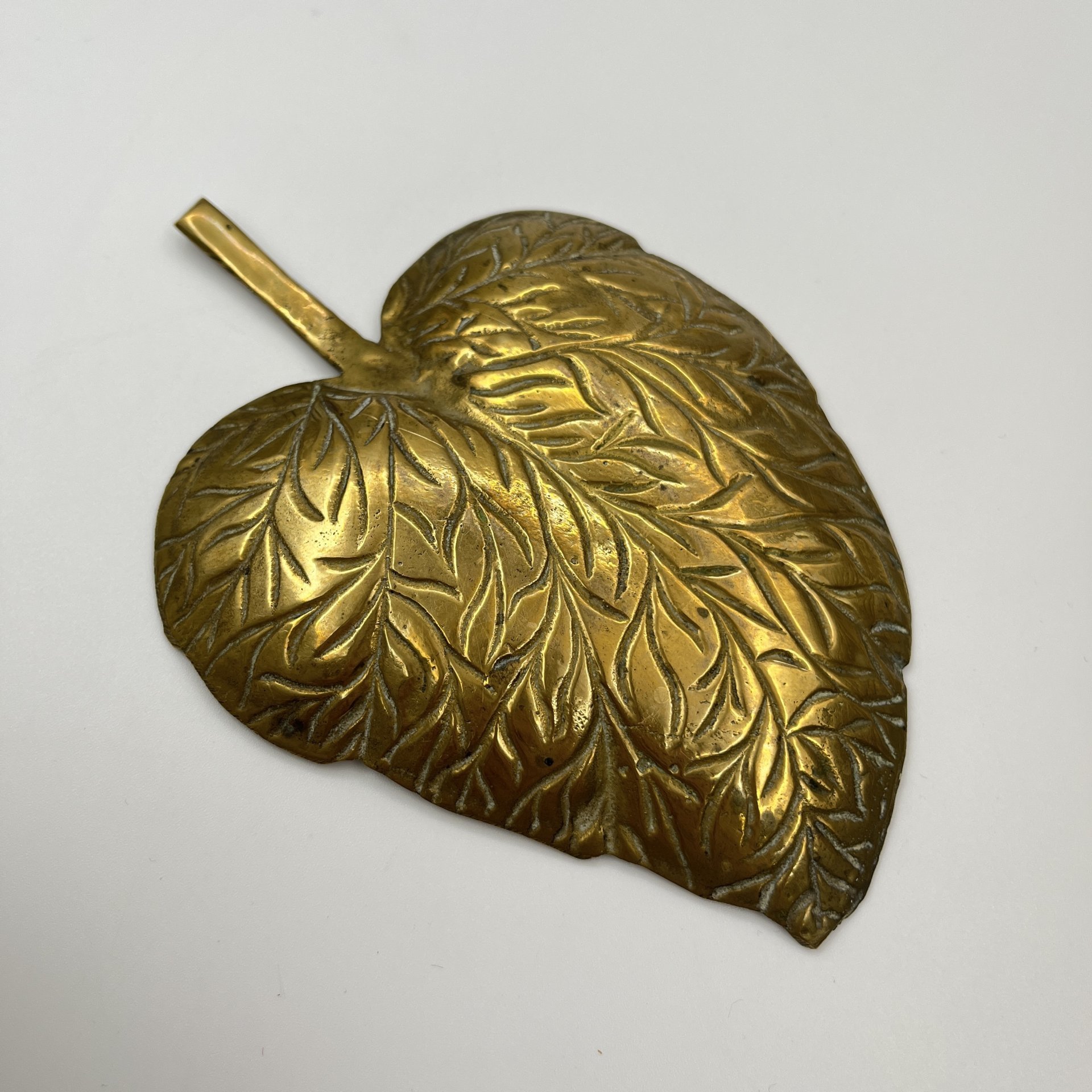 Мелочница в форме листа сирени, латунь, Западная Европа, 1950-1970 гг.