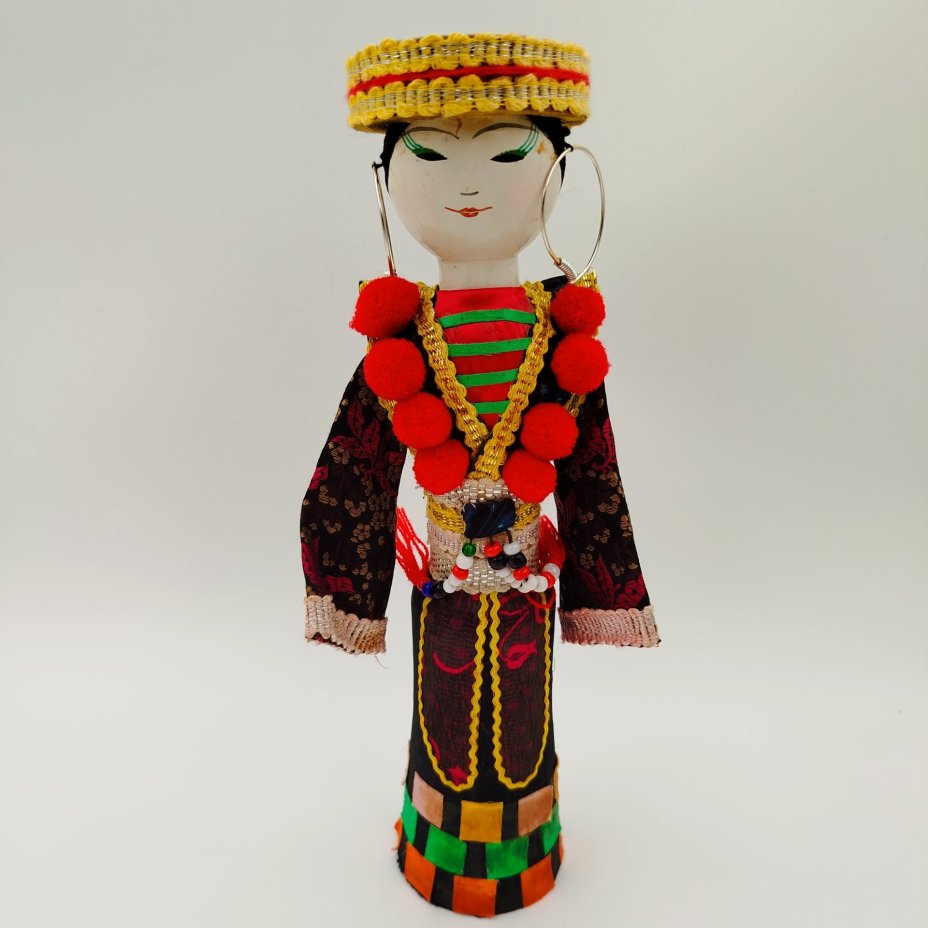 Кукла интерьерная "Девушка в национальном костюме", дерево, ткань, роспись, Азия, 1980-2000 гг.