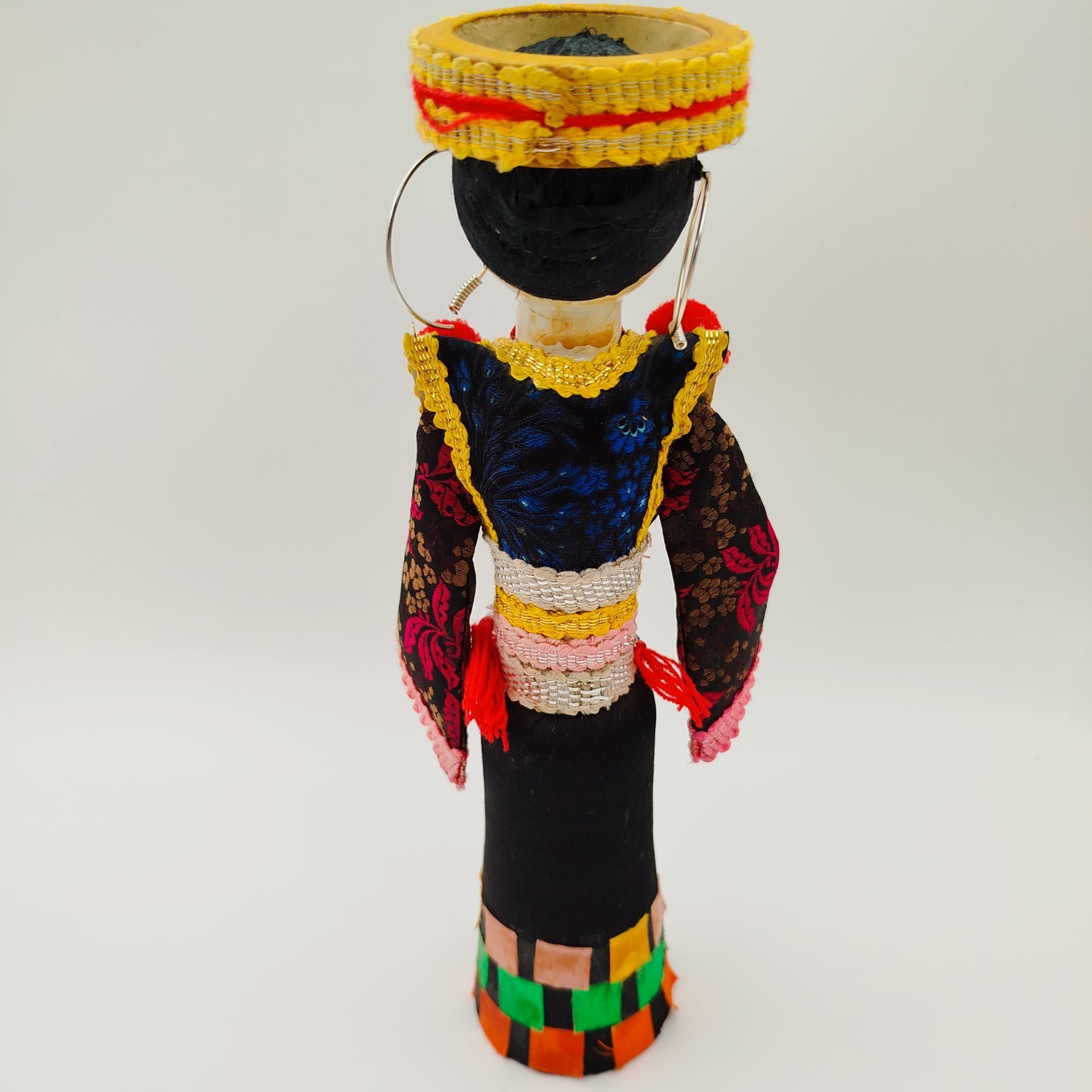 Кукла интерьерная "Девушка в национальном костюме", дерево, ткань, роспись, Азия, 1980-2000 гг.