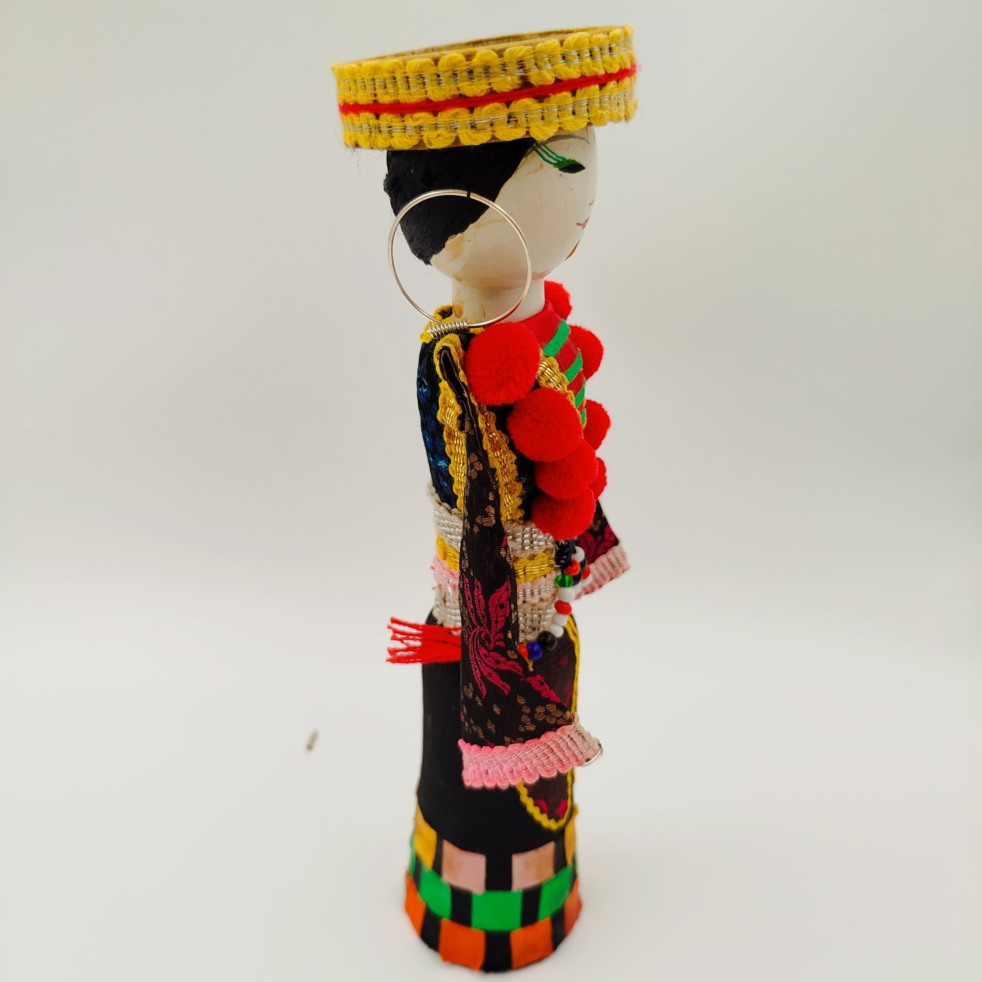 Кукла интерьерная "Девушка в национальном костюме", дерево, ткань, роспись, Азия, 1980-2000 гг.