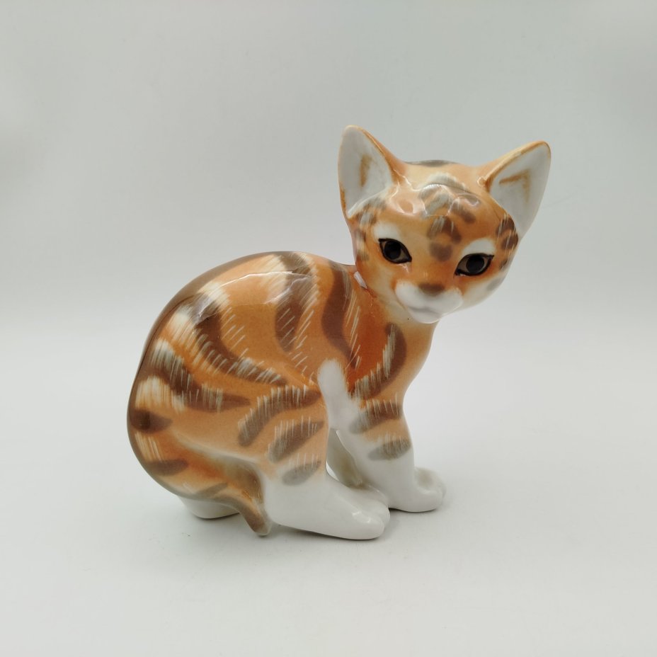 Статуэтка "Котёнок" ("Рыжий котёнок"), скульптор П.П. Веселов, художник В.М. Жбанов, фарфор, роспись, Ленинградский фарфоровый завод (ЛФЗ), СССР, 1970-1990 гг., Ленинградский фарфоровый завод (ЛФЗ)