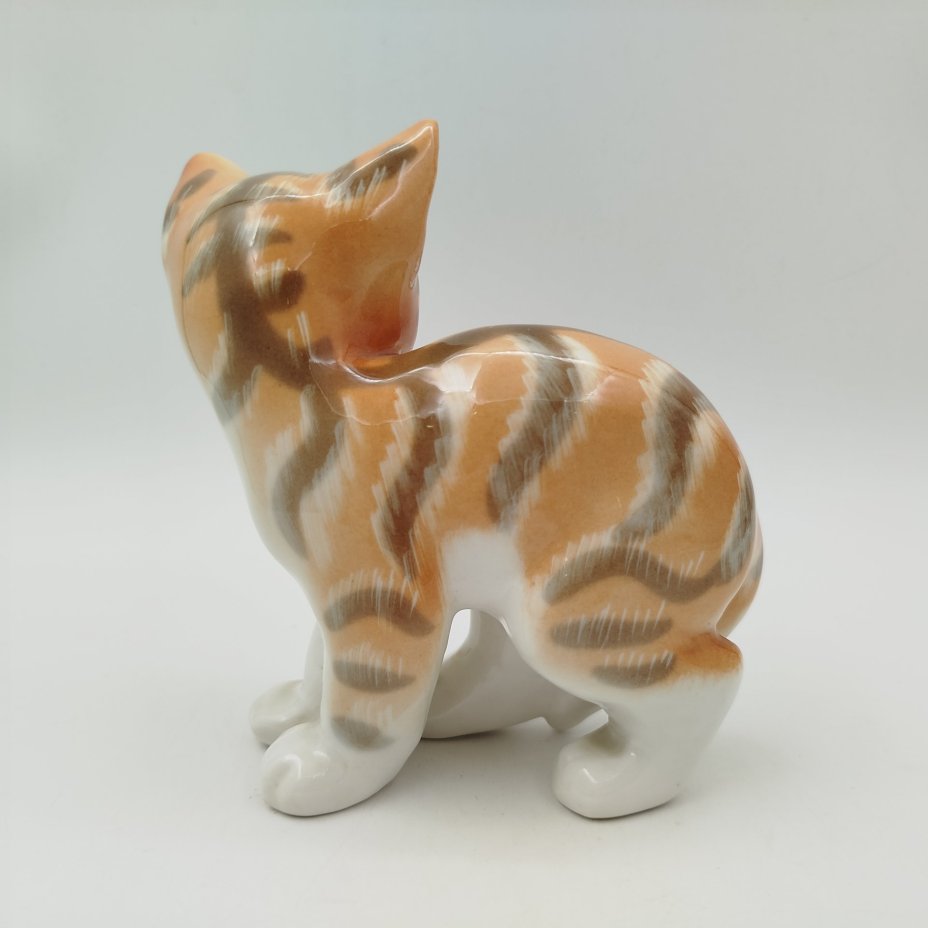Статуэтка "Котёнок" ("Рыжий котёнок"), скульптор П.П. Веселов, художник В.М. Жбанов, фарфор, роспись, Ленинградский фарфоровый завод (ЛФЗ), СССР, 1970-1990 гг., Ленинградский фарфоровый завод (ЛФЗ)