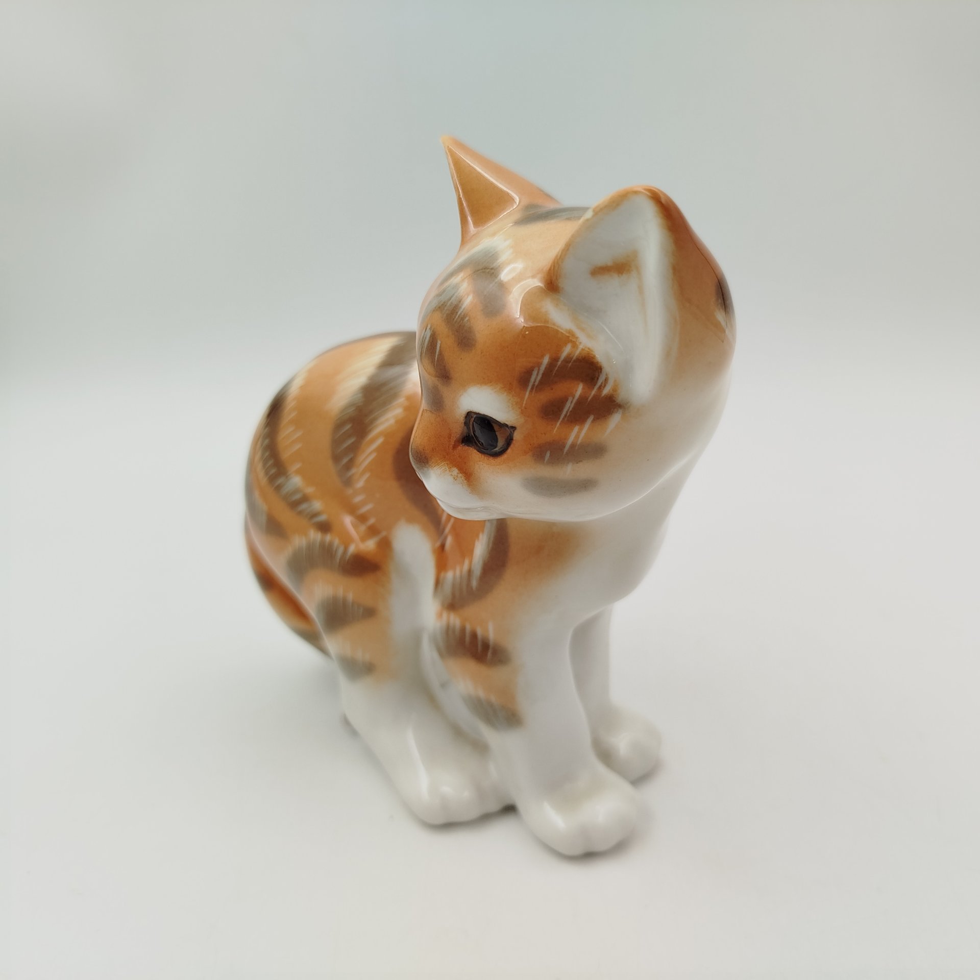 Статуэтка "Котёнок" ("Рыжий котёнок"), скульптор П.П. Веселов, художник В.М. Жбанов, фарфор, роспись, Ленинградский фарфоровый завод (ЛФЗ), СССР, 1970-1990 гг., Ленинградский фарфоровый завод (ЛФЗ)