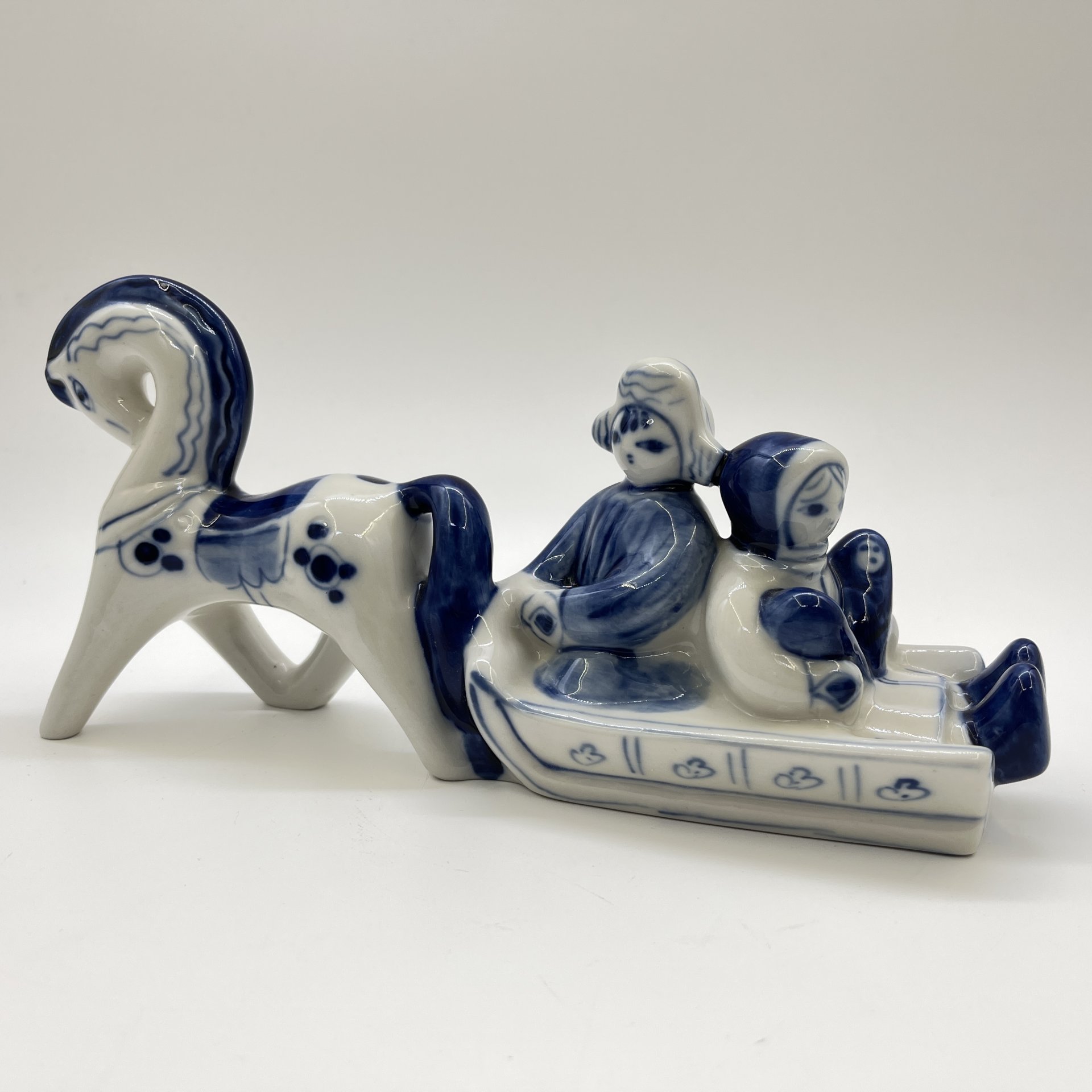 Статуэтка "В санях" ("Семья"), автор Людмила Павловна Азарова, фарфор, роспись, Объединение «Гжель», Россия, 1991-2000 гг.