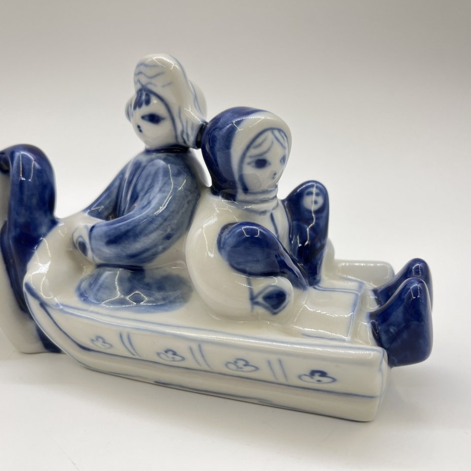 Статуэтка "В санях" ("Семья"), автор Людмила Павловна Азарова, фарфор, роспись, Объединение «Гжель», Россия, 1991-2000 гг.