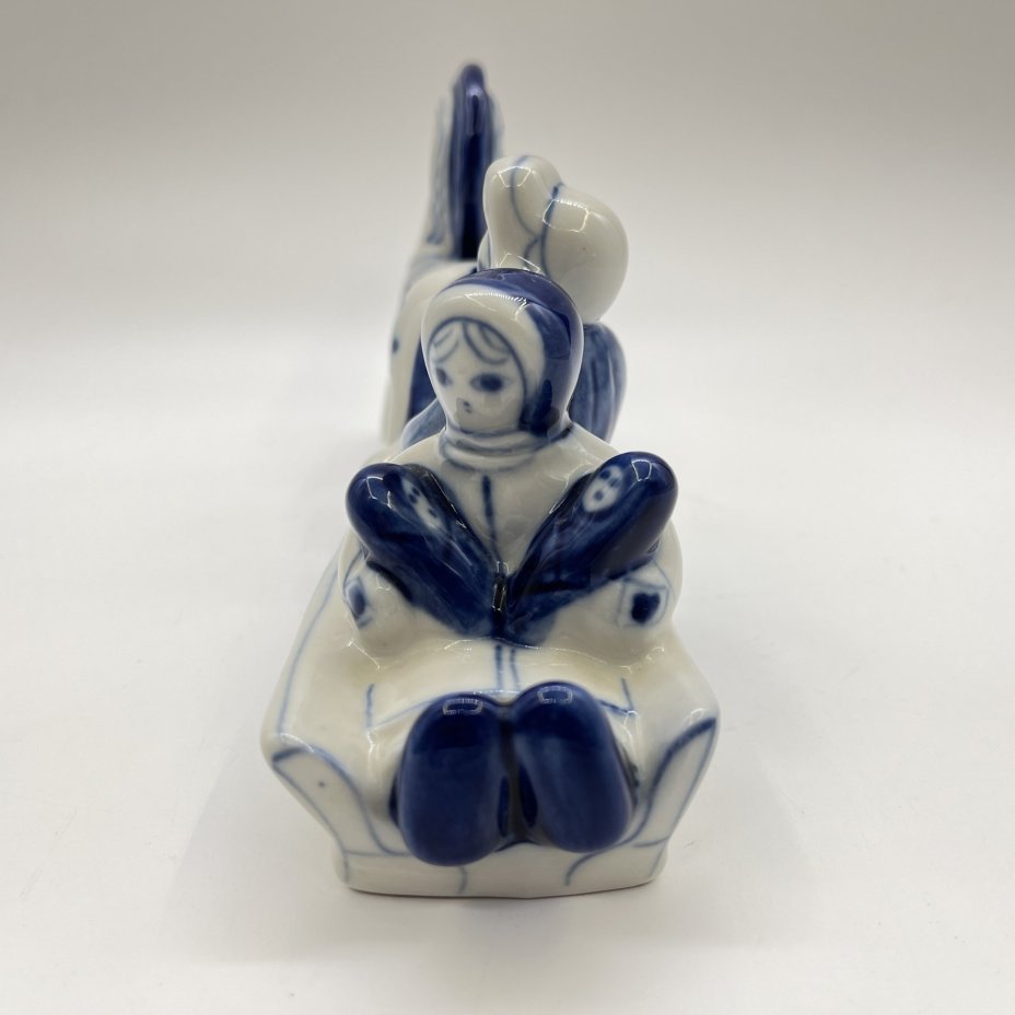 Статуэтка "В санях" ("Семья"), автор Людмила Павловна Азарова, фарфор, роспись, Объединение «Гжель», Россия, 1991-2000 гг.