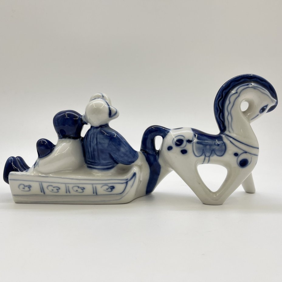 Статуэтка "В санях" ("Семья"), автор Людмила Павловна Азарова, фарфор, роспись, Объединение «Гжель», Россия, 1991-2000 гг.
