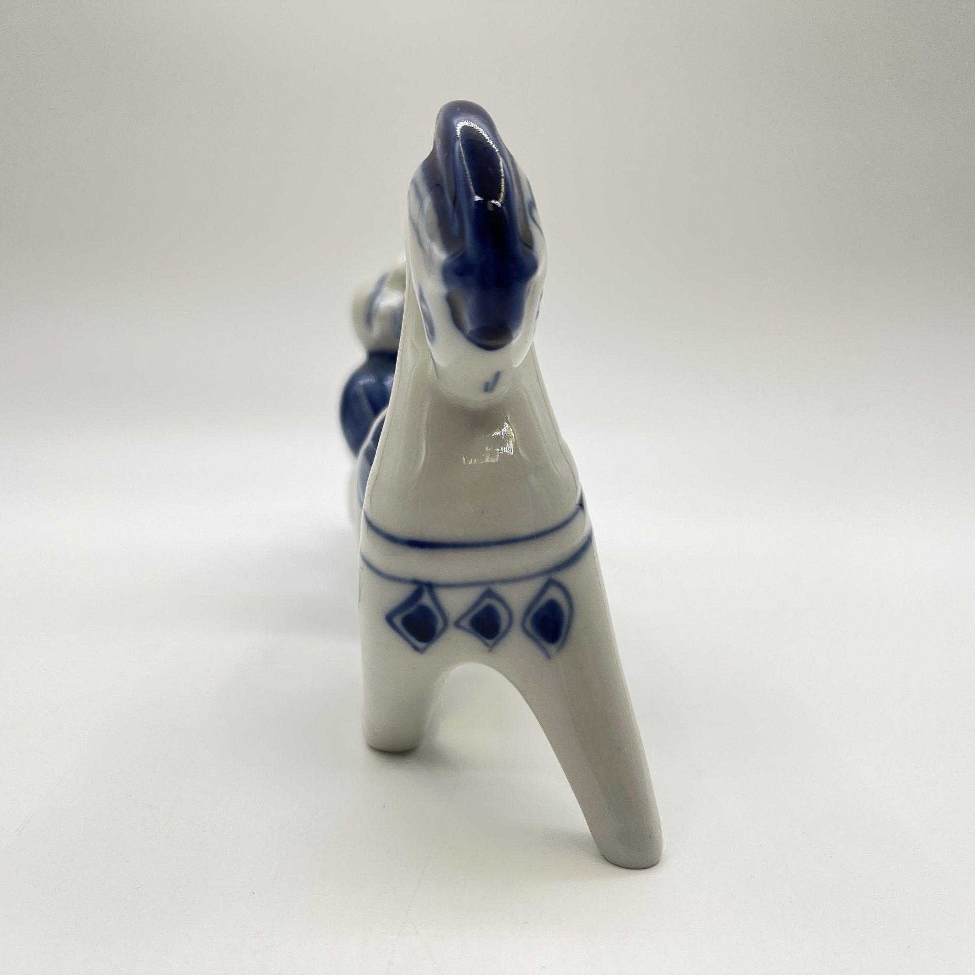 Статуэтка "В санях" ("Семья"), автор Людмила Павловна Азарова, фарфор, роспись, Объединение «Гжель», Россия, 1991-2000 гг.