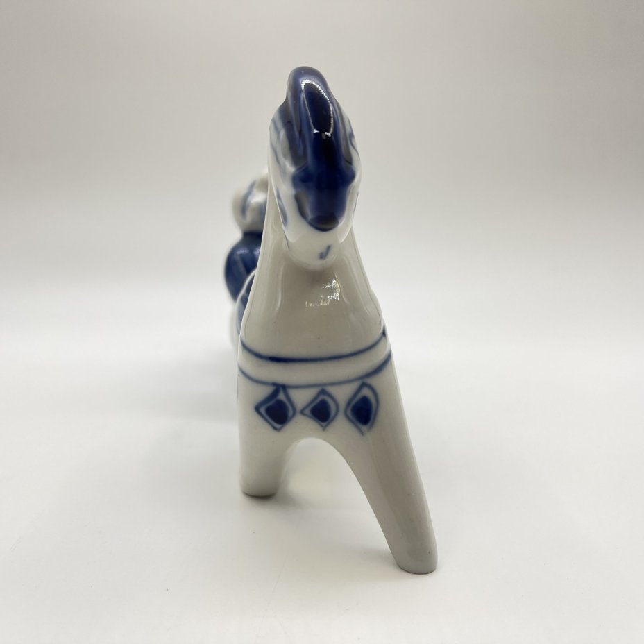 Статуэтка "В санях" ("Семья"), автор Людмила Павловна Азарова, фарфор, роспись, Объединение «Гжель», Россия, 1991-2000 гг.