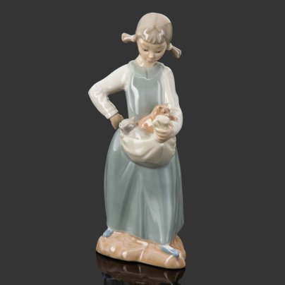 Статуэтка "Девочка с котятами", скульптор José Roig, фарфор, роспись, NAO Porcelain, Испания, 1970-1975 гг.