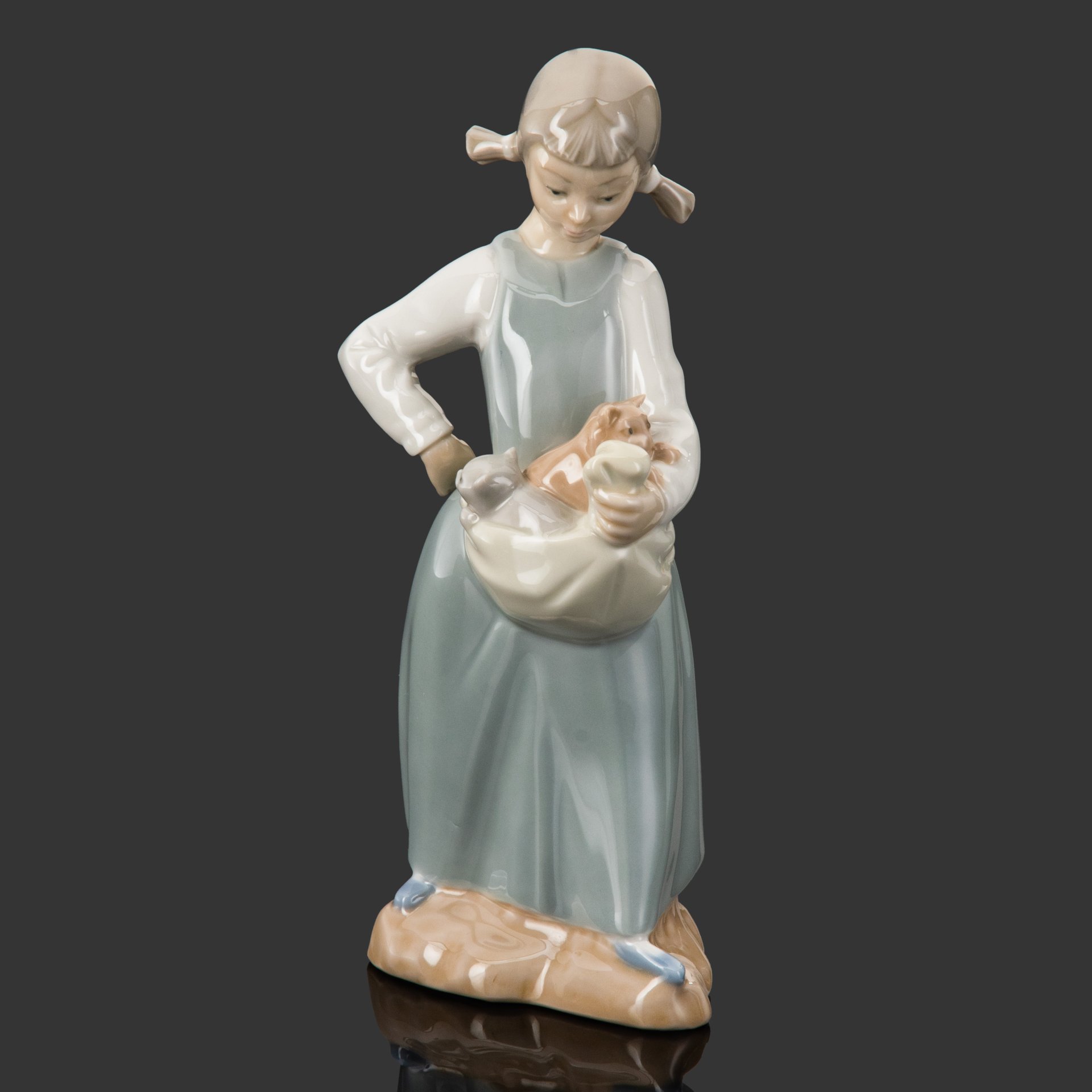 Статуэтка "Девочка с котятами", скульптор José Roig, фарфор, роспись, NAO Porcelain, Испания, 1970-1975 гг.