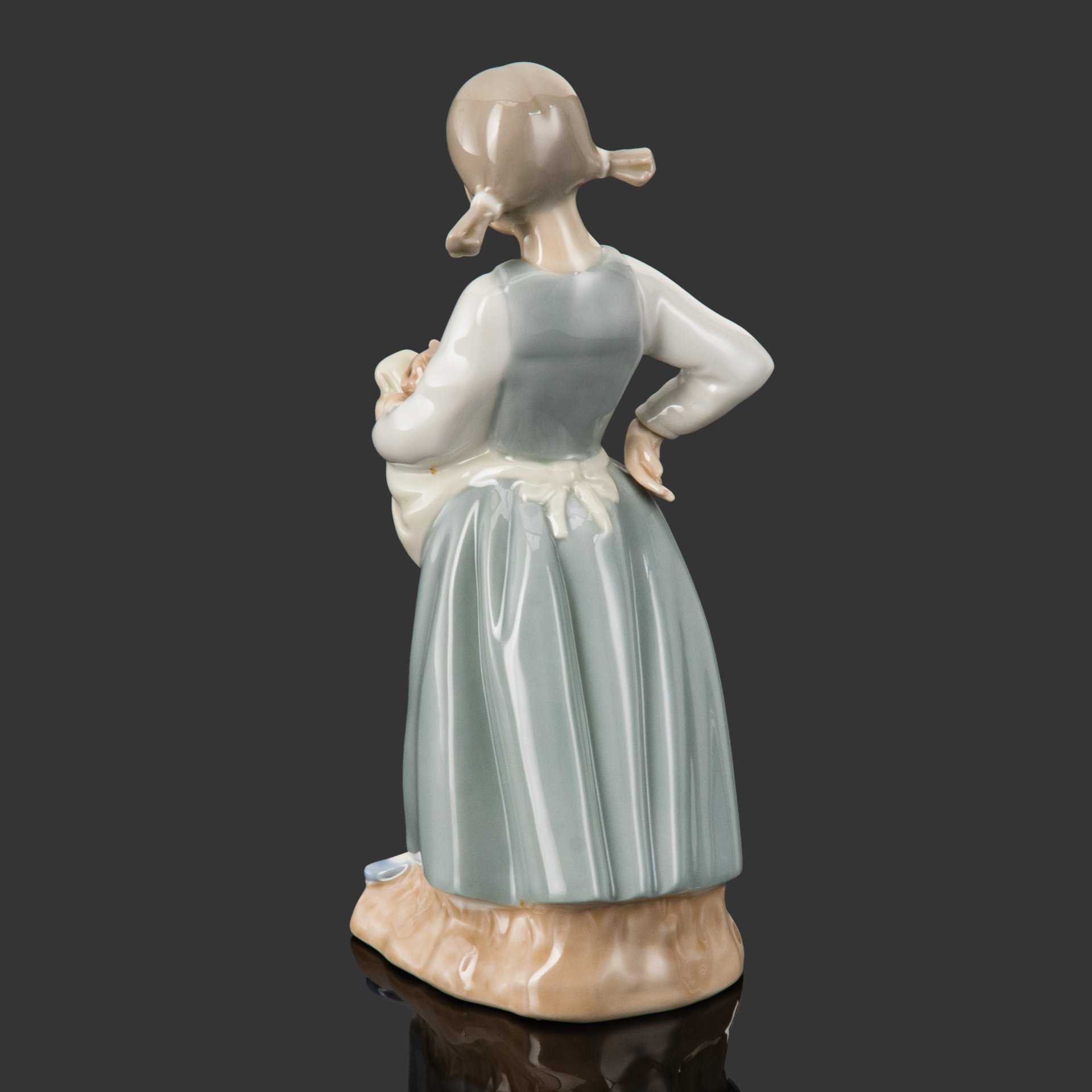 Статуэтка "Девочка с котятами", скульптор José Roig, фарфор, роспись, NAO Porcelain, Испания, 1970-1975 гг.