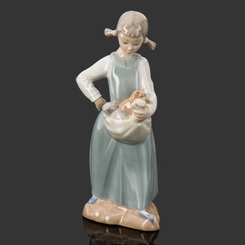 Статуэтка "Девочка с котятами", скульптор José Roig, NAO Porcelain