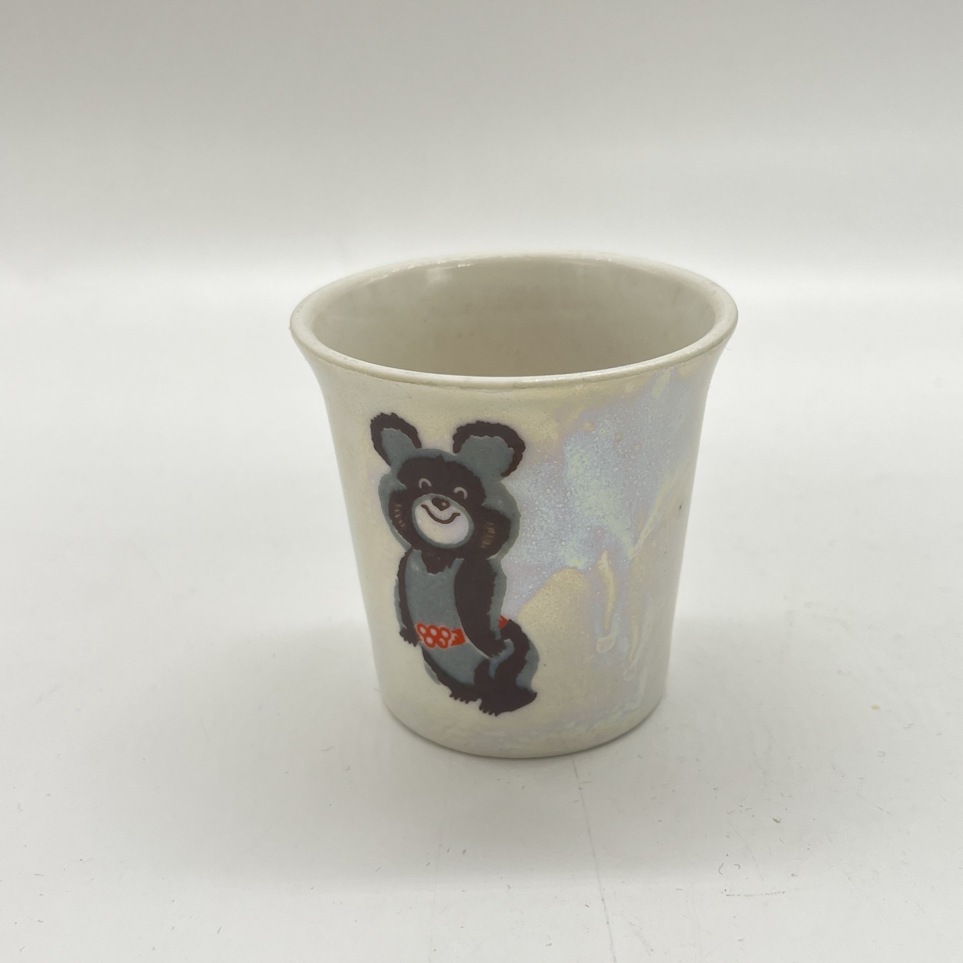 Стопка "Олимпийский мишка", фарфор, деколь, люстр, Горьковский ордена Трудового Красного Знамени завод «Орбита», СССР, 1980 г.