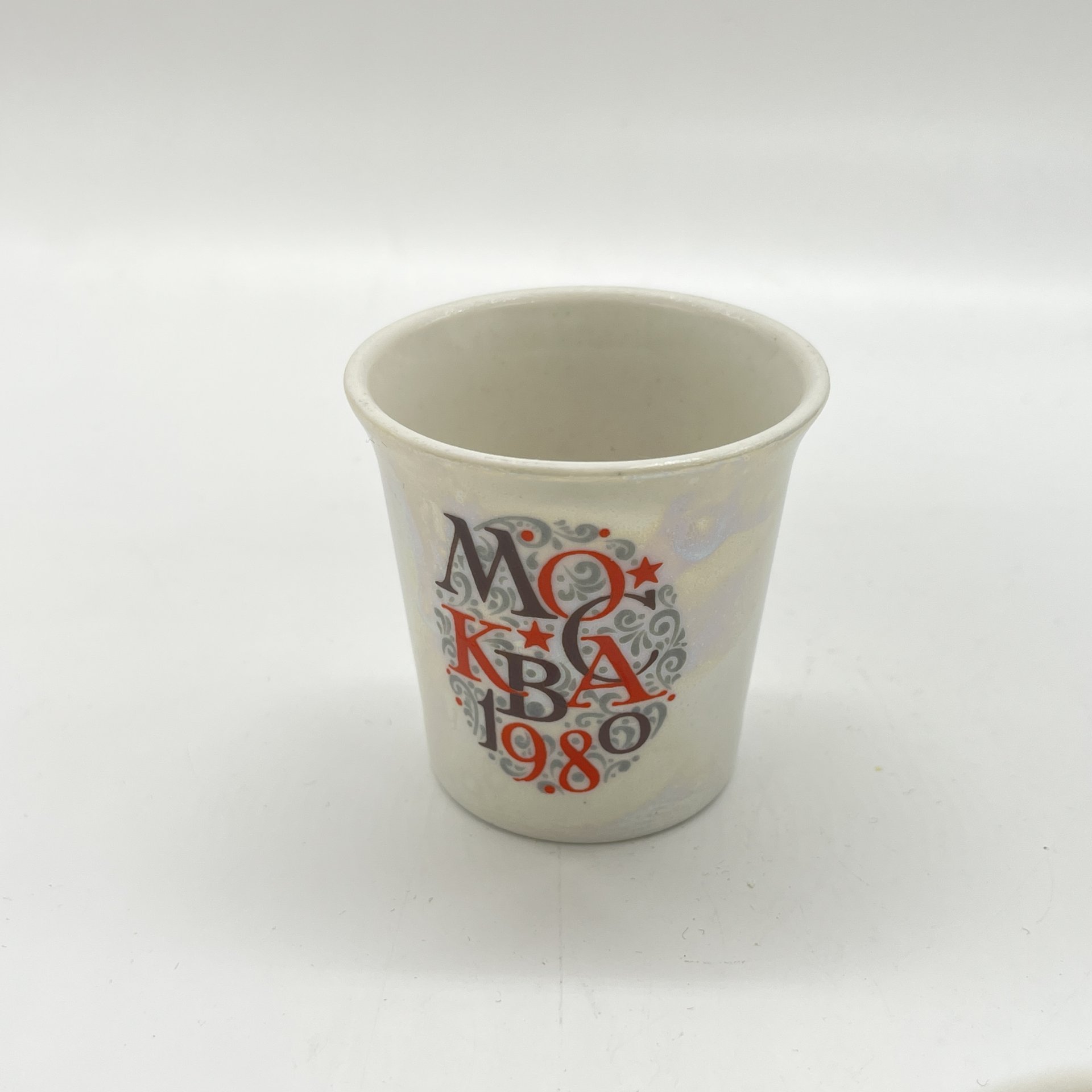 Стопка "Олимпийский мишка", фарфор, деколь, люстр, Горьковский ордена Трудового Красного Знамени завод «Орбита», СССР, 1980 г.