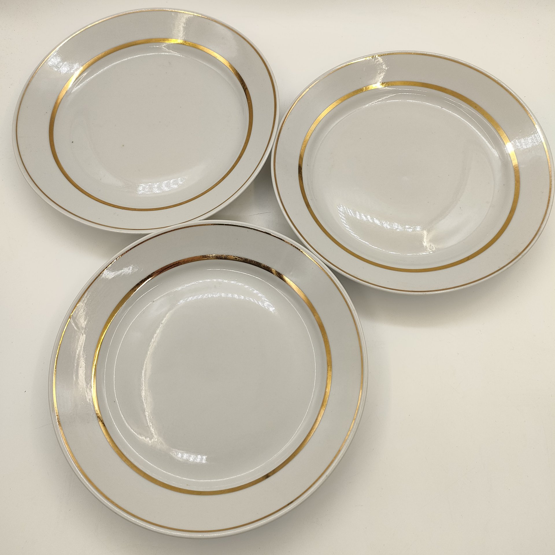 Набор из трёх обеденных и двух суповых тарелок