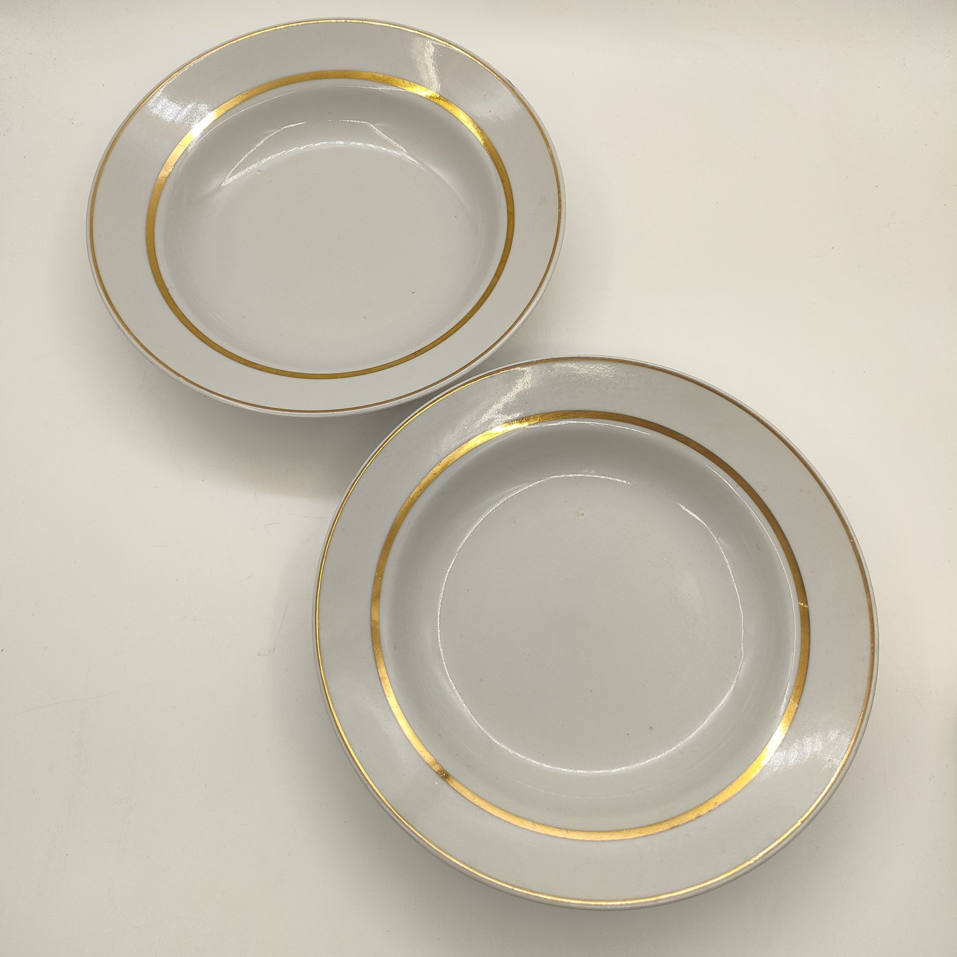 Набор из трёх обеденных и двух суповых тарелок