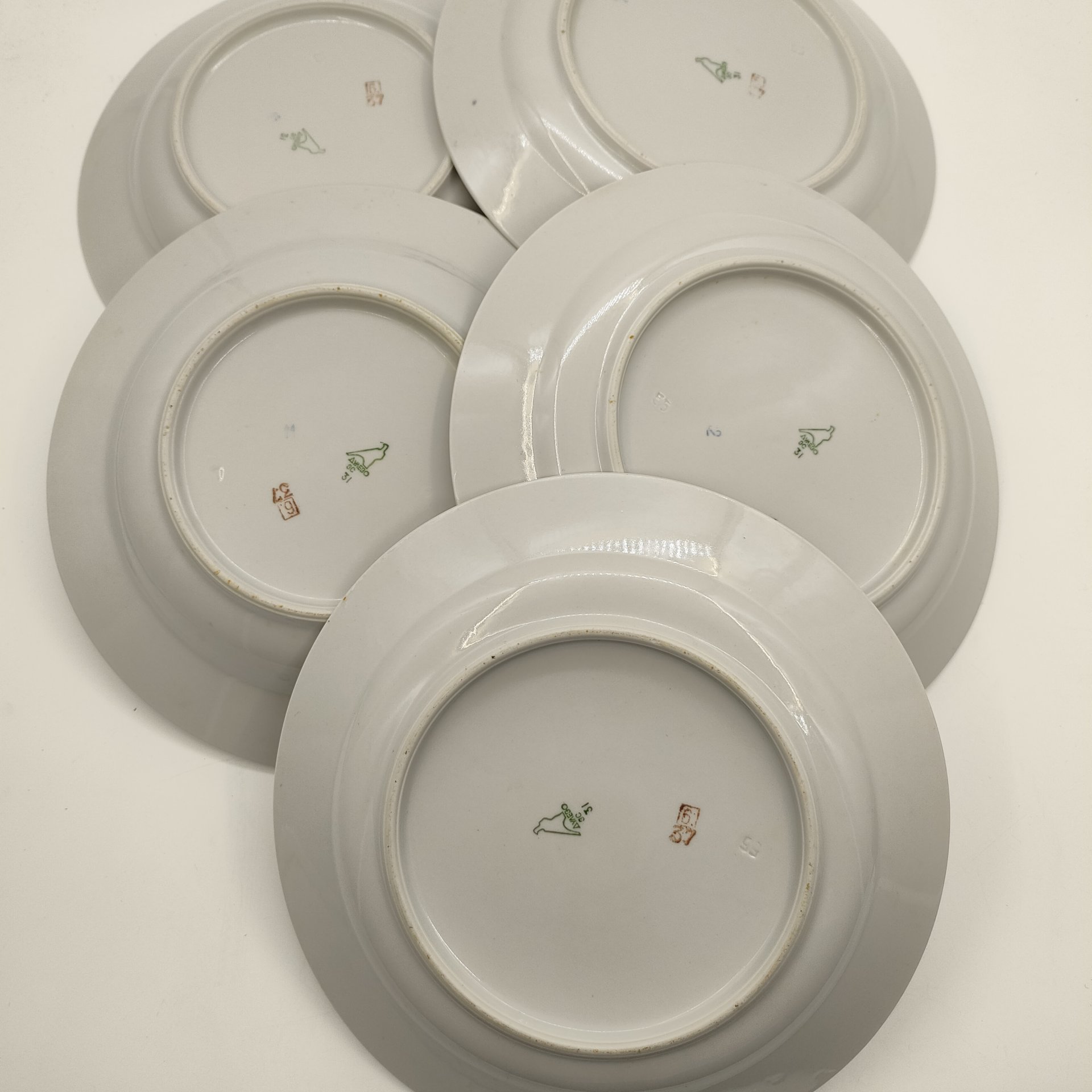 Набор из трёх обеденных и двух суповых тарелок