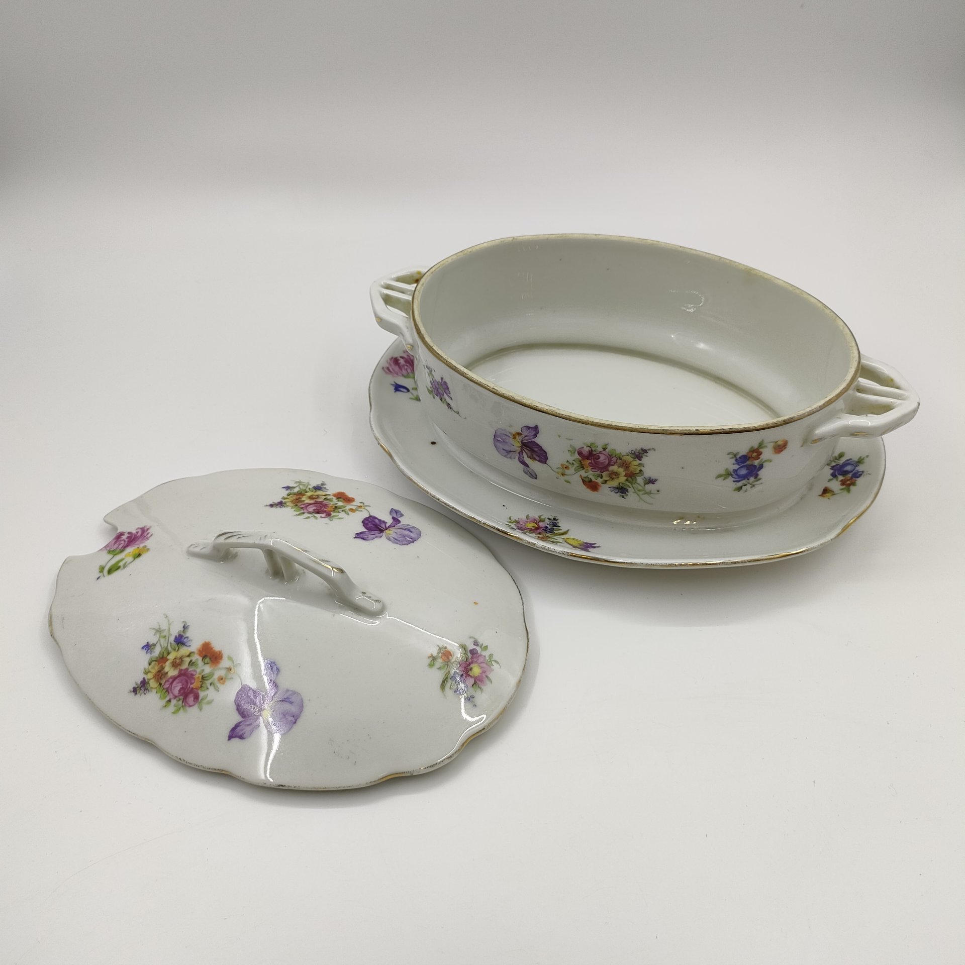 Супница (терина) с цветочным декором, фаянс, деколь, золочение, Государственная Волховская фарфорово-фаянсовая фабрика «Коминтерн», СССР, 1921-1927 гг., Государственная Волховская фарфорово-фаянсовая фабрика «Коминтерн»
