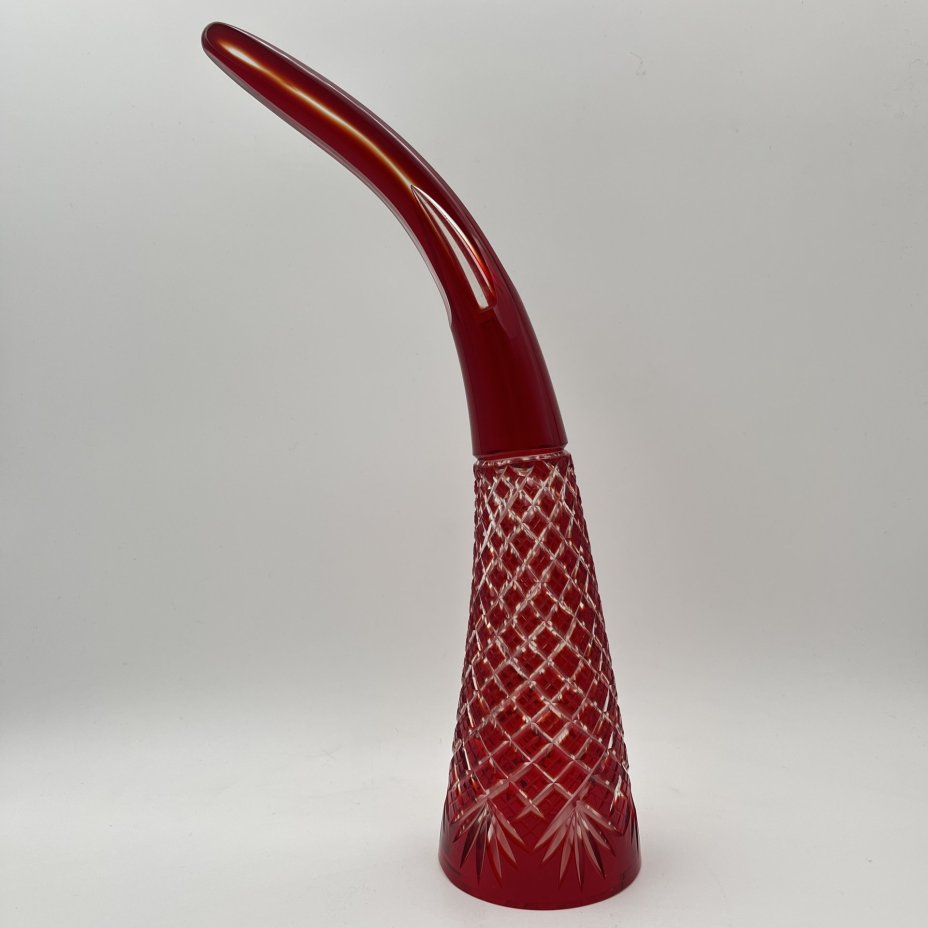 Кубок (рог изобилия) красного оттенка с рельефным декором