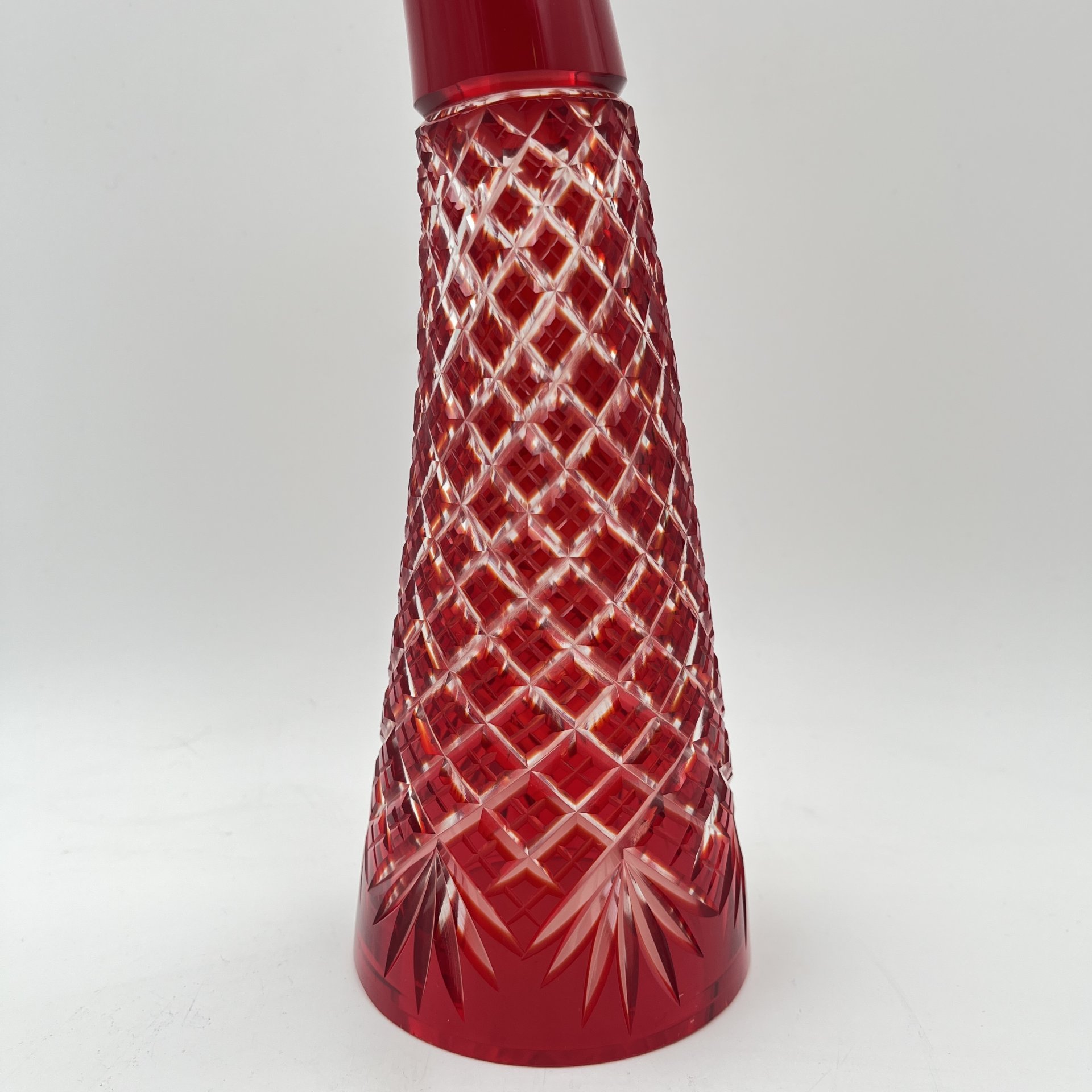 Кубок (рог изобилия) красного оттенка с рельефным декором