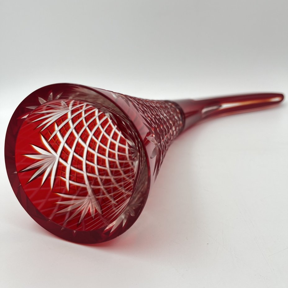 Кубок (рог изобилия) красного оттенка с рельефным декором