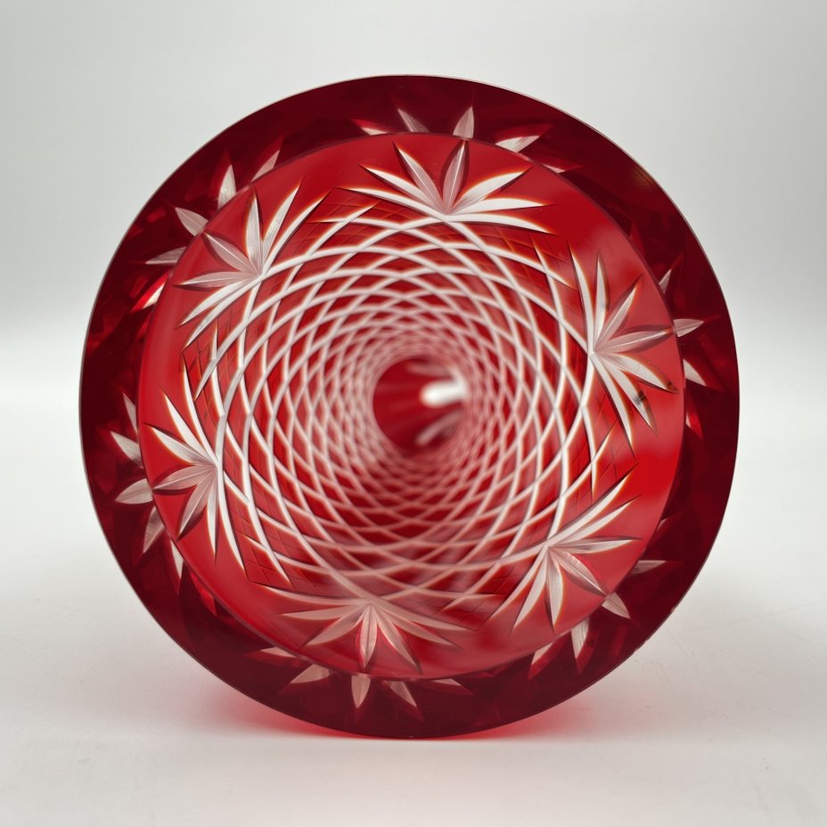 Кубок (рог изобилия) красного оттенка с рельефным декором