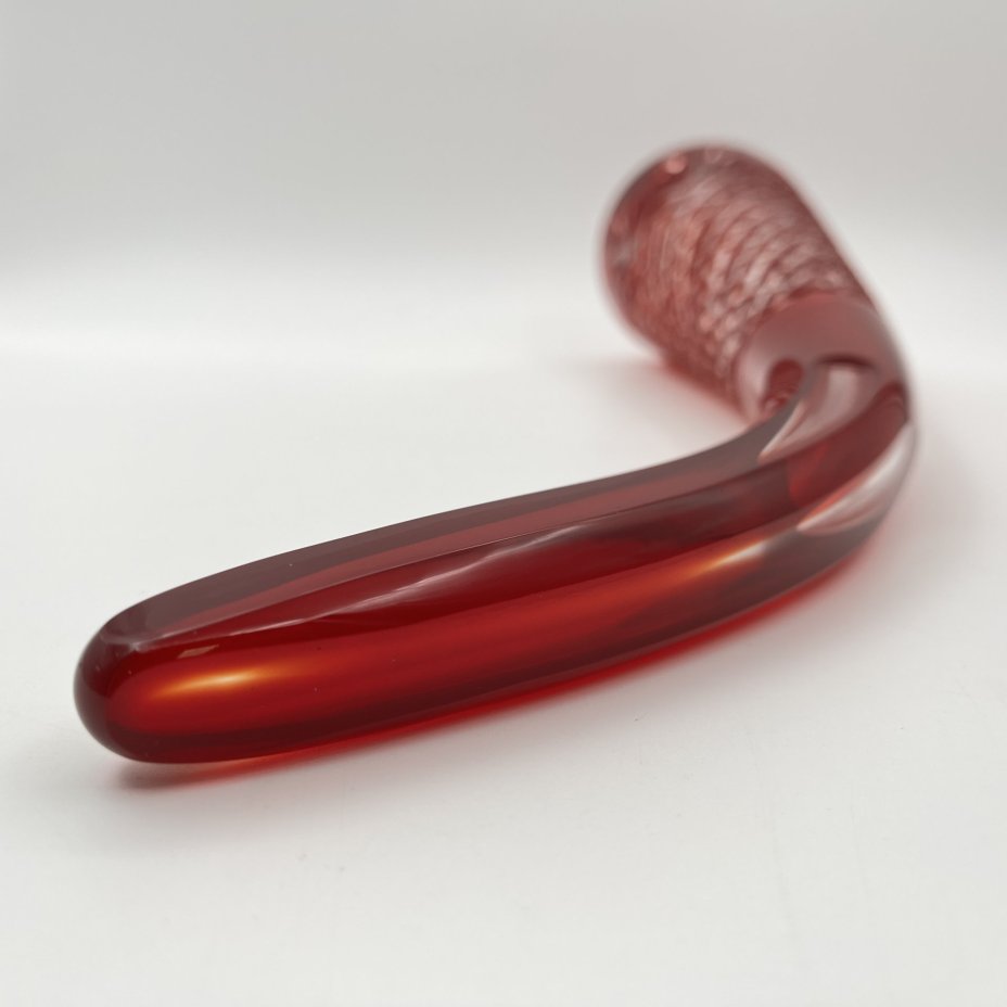 Кубок (рог изобилия) красного оттенка с рельефным декором