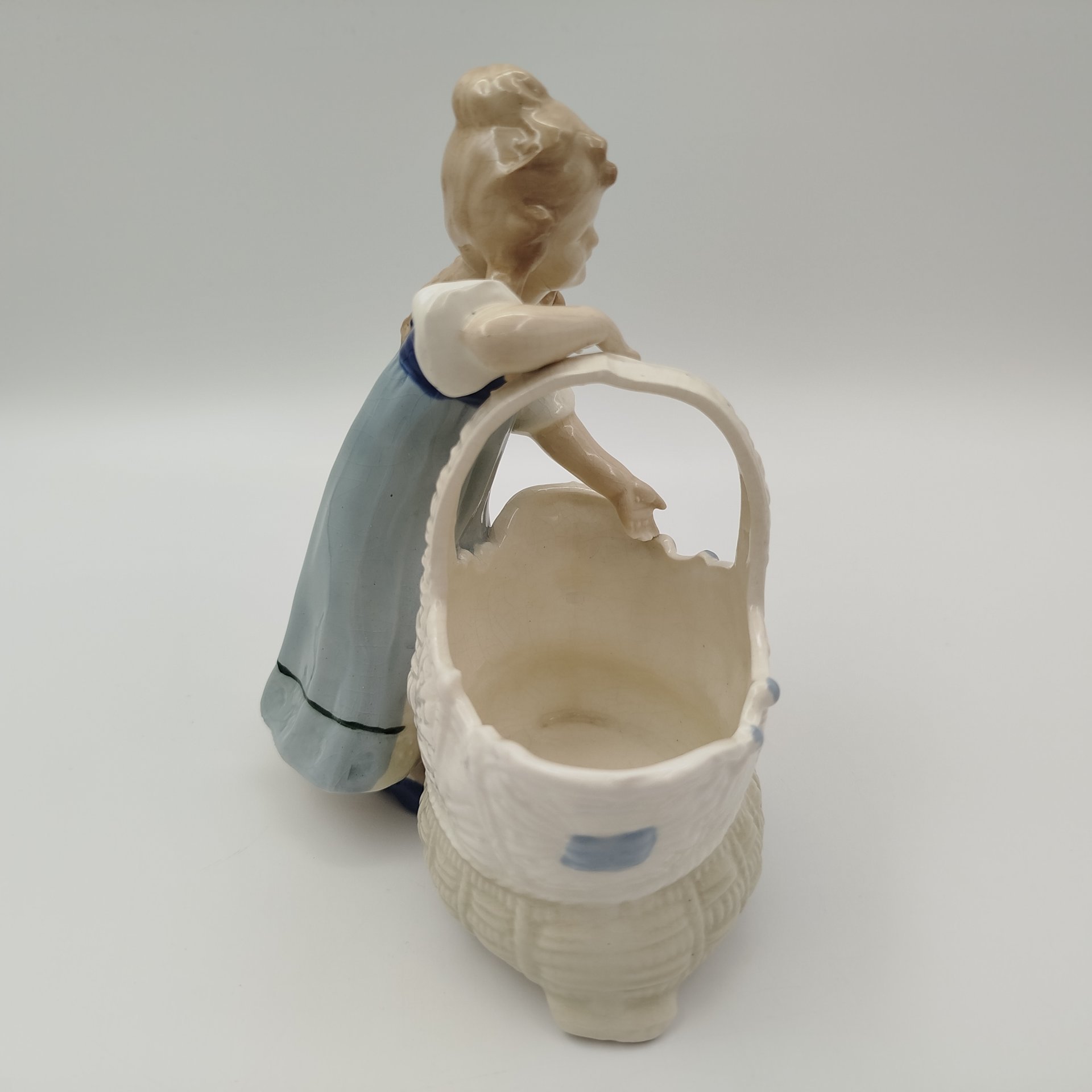 Салфетница "Девочка с корзиной", фаянс, роспись, Западная Европа, 1900-1930 гг.