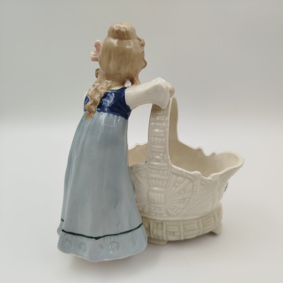 Салфетница "Девочка с корзиной", фаянс, роспись, Западная Европа, 1900-1930 гг.
