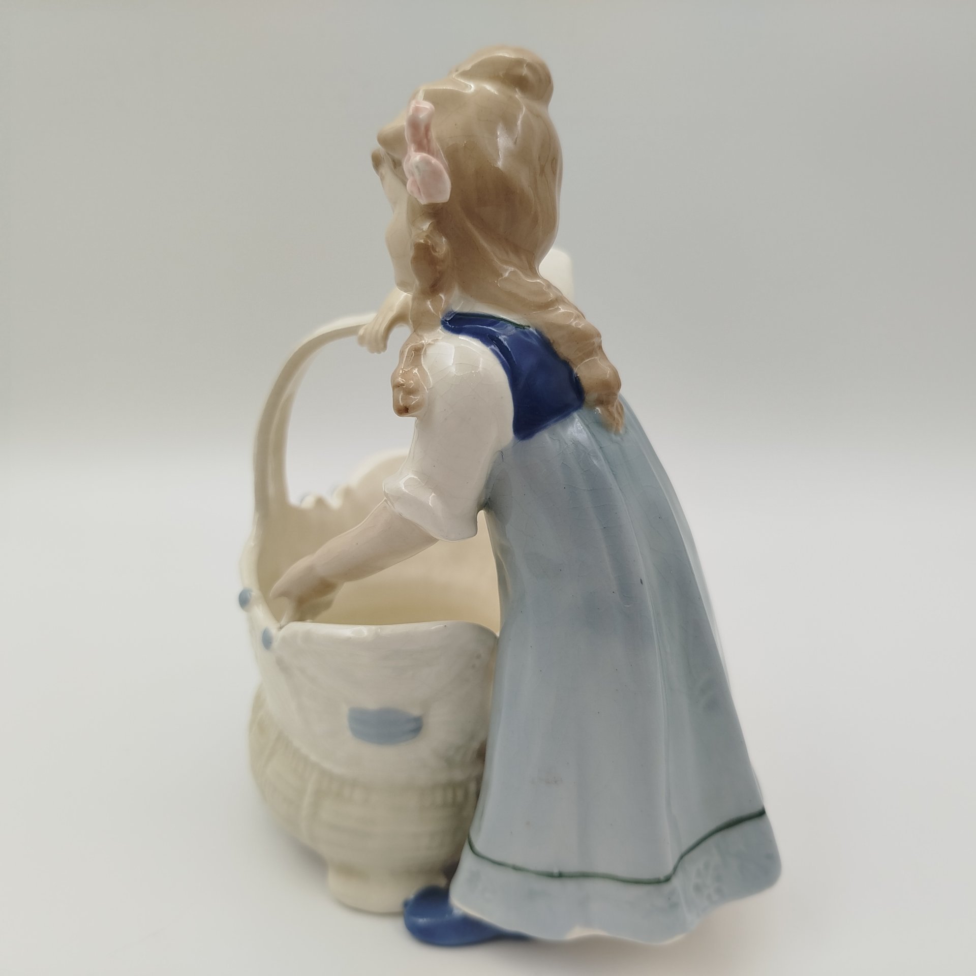 Салфетница "Девочка с корзиной", фаянс, роспись, Западная Европа, 1900-1930 гг.